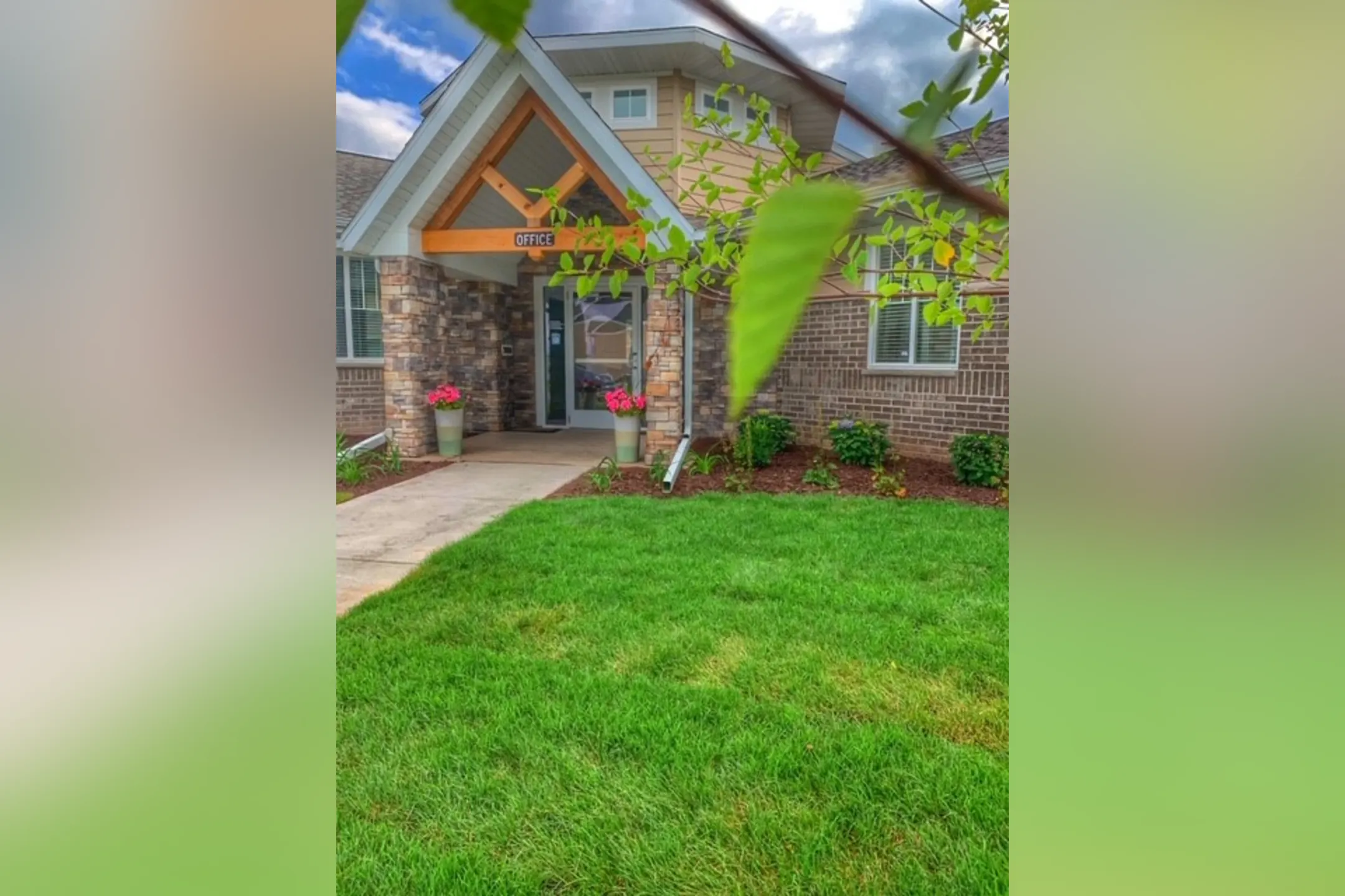 Sand Lake Apartments 3000 Quarry Park Dr. De Pere, WI Apartments