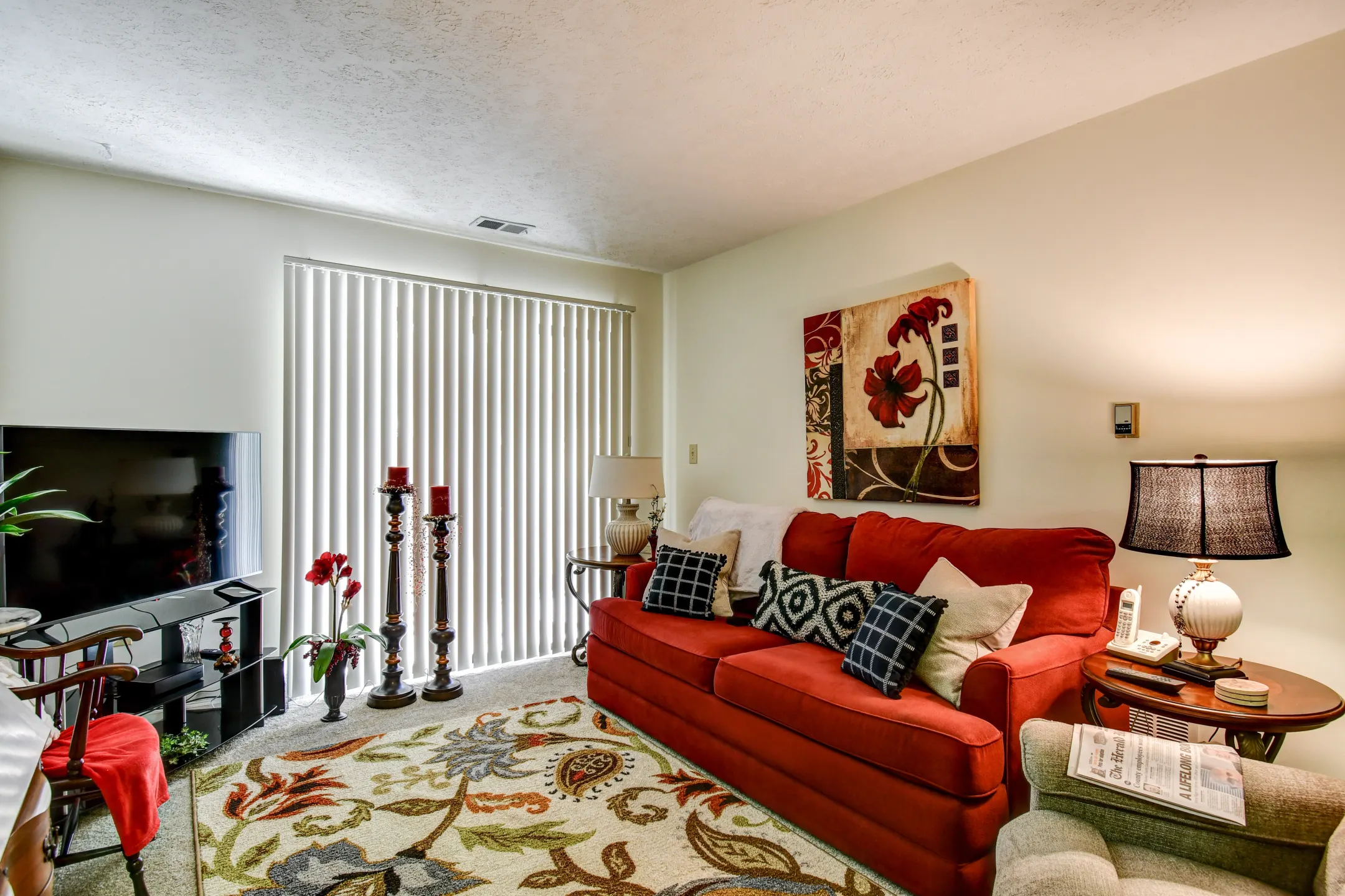 Living Room - Hickory Knoll Apartments - Anderson, IN