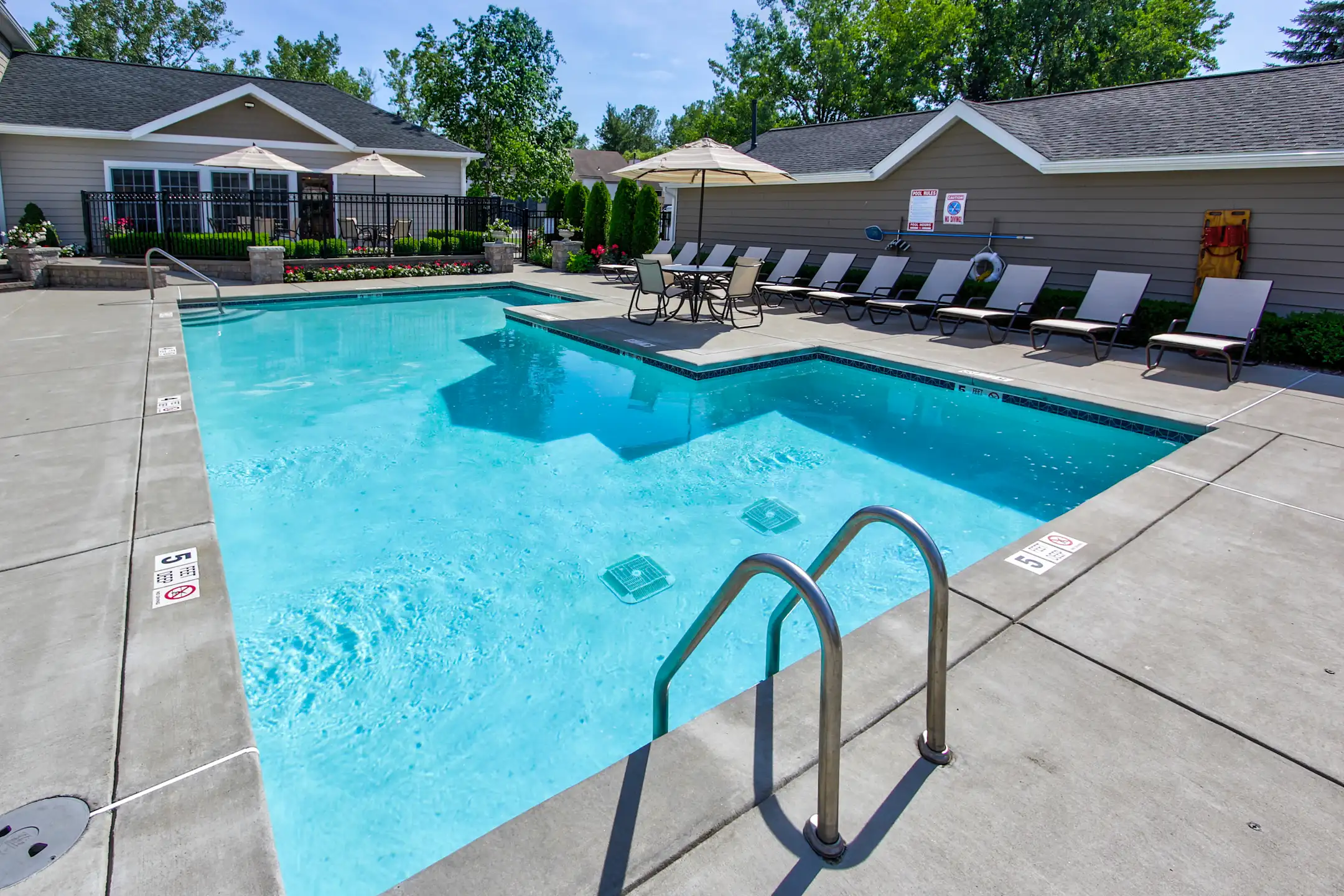 Affordable Luxury: Live The High Life At Country Club Manor Apartments