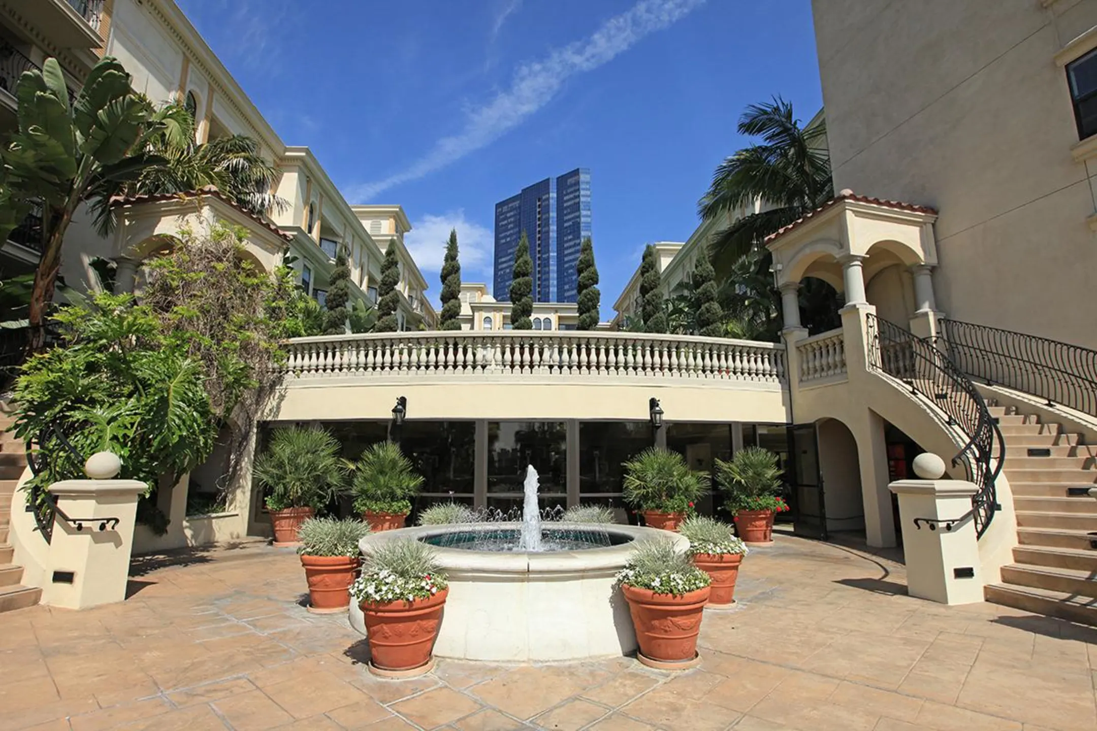 Courtyard - The Medici - Los Angeles, CA