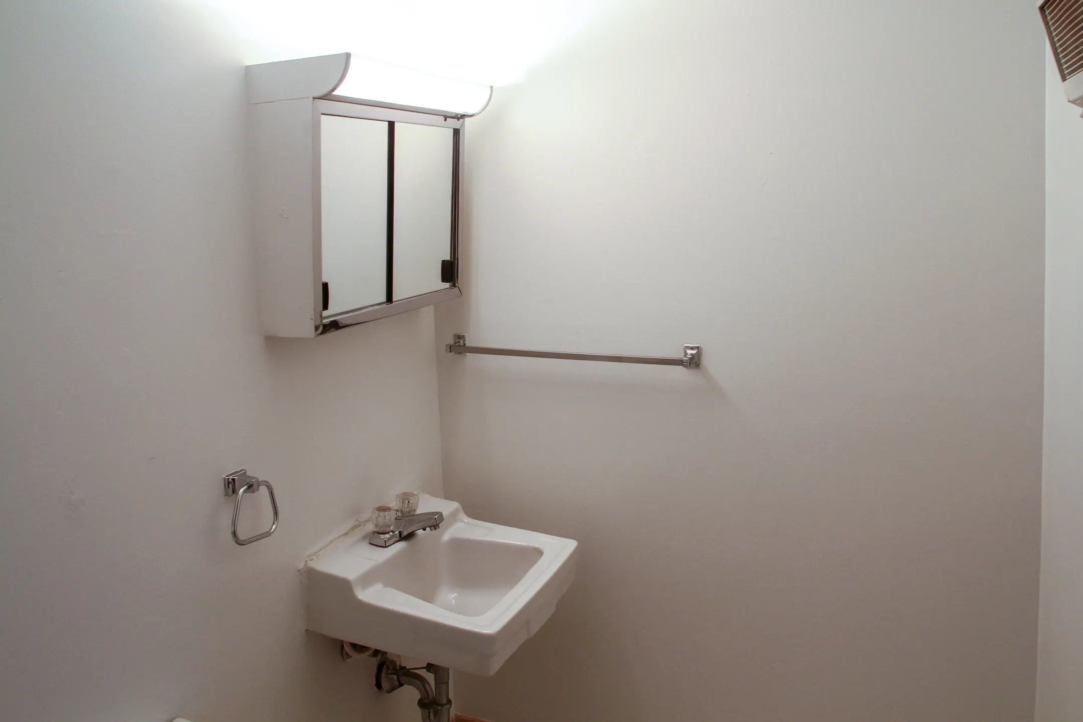 Bathroom - Colony Bay Apartments - Fort Wayne, IN