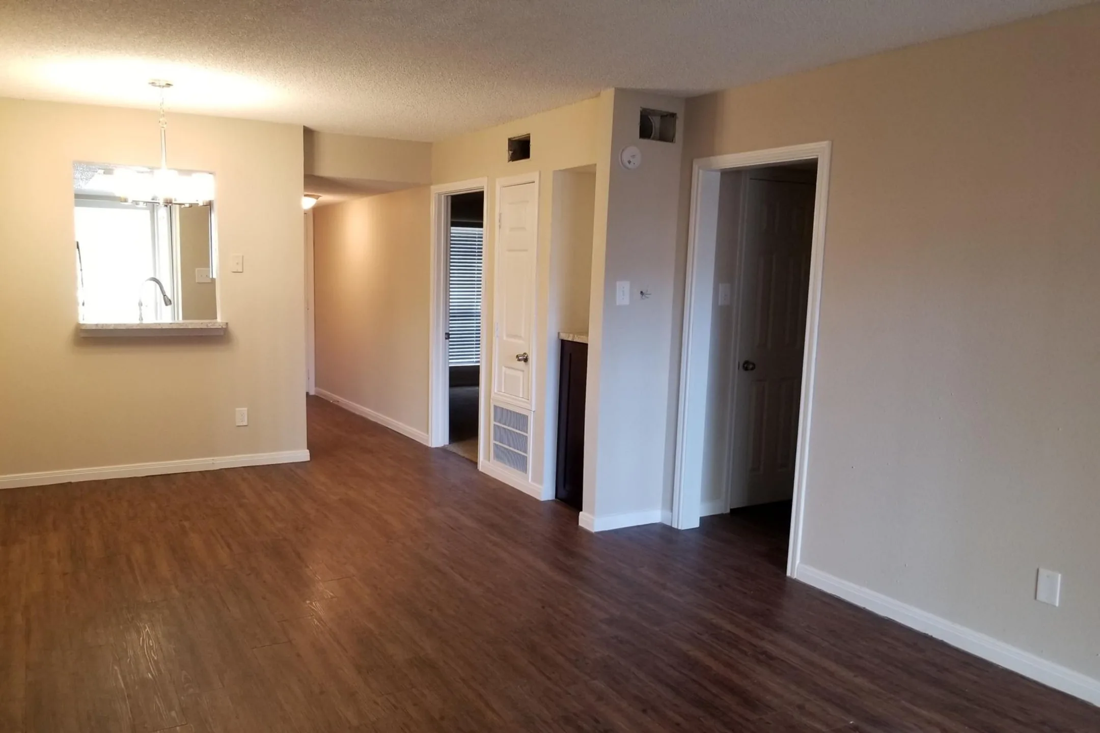 Living Room - Star Braeswood Apartments - Houston, TX