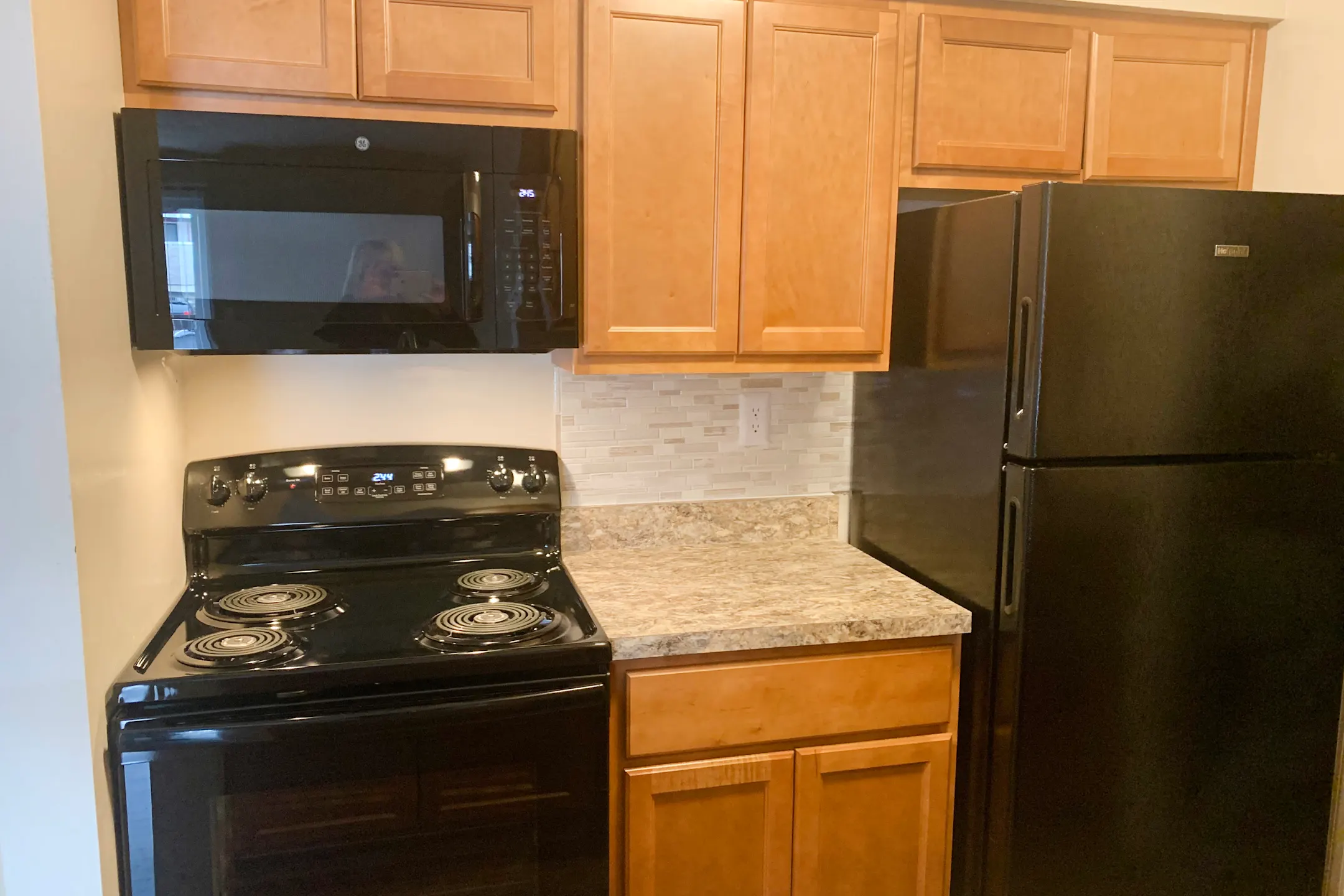 Kitchen - Deercross Apartments - Blue Ash, OH