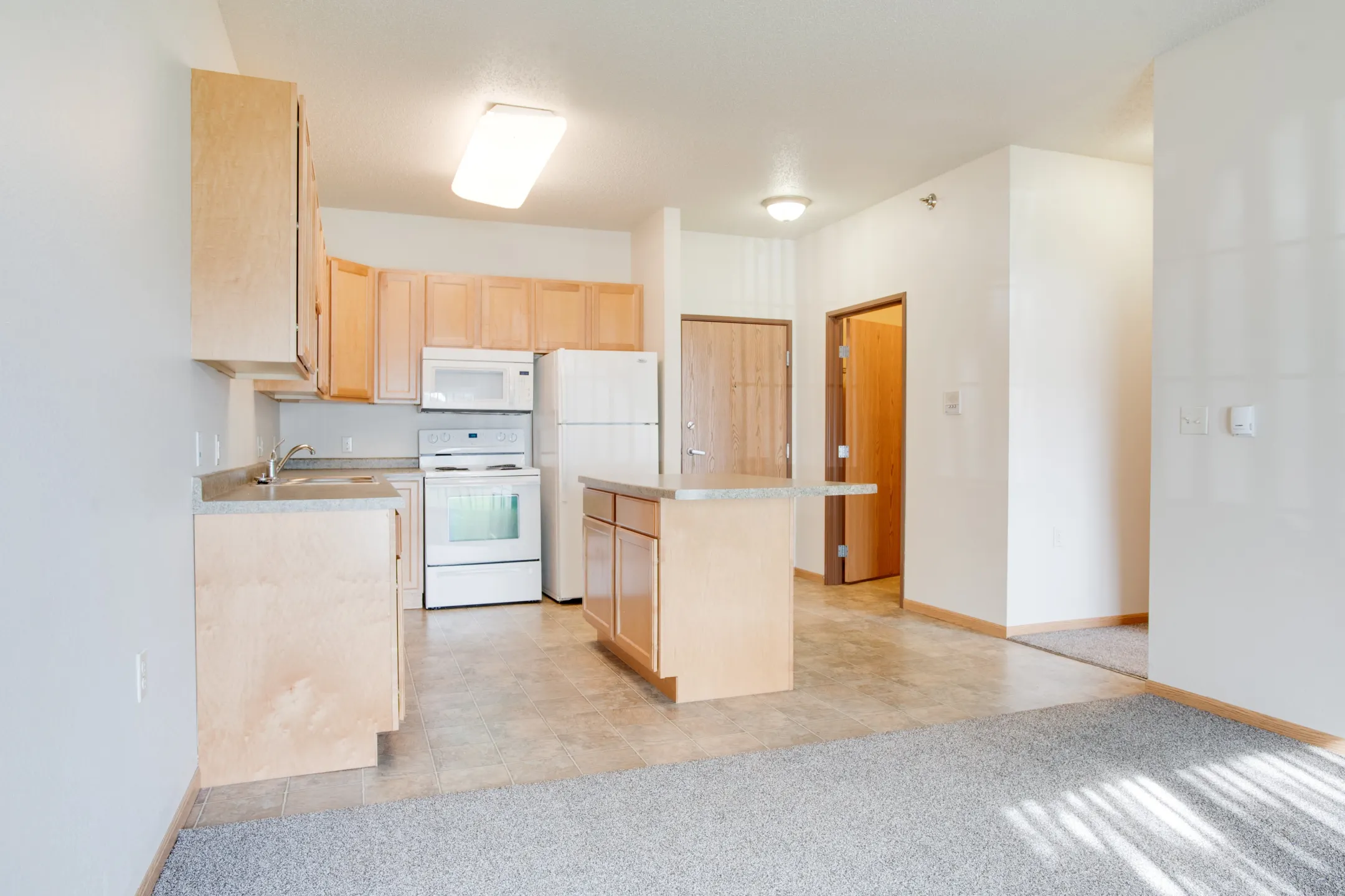 Kitchen - Lakestone Apartments - Moorhead, MN