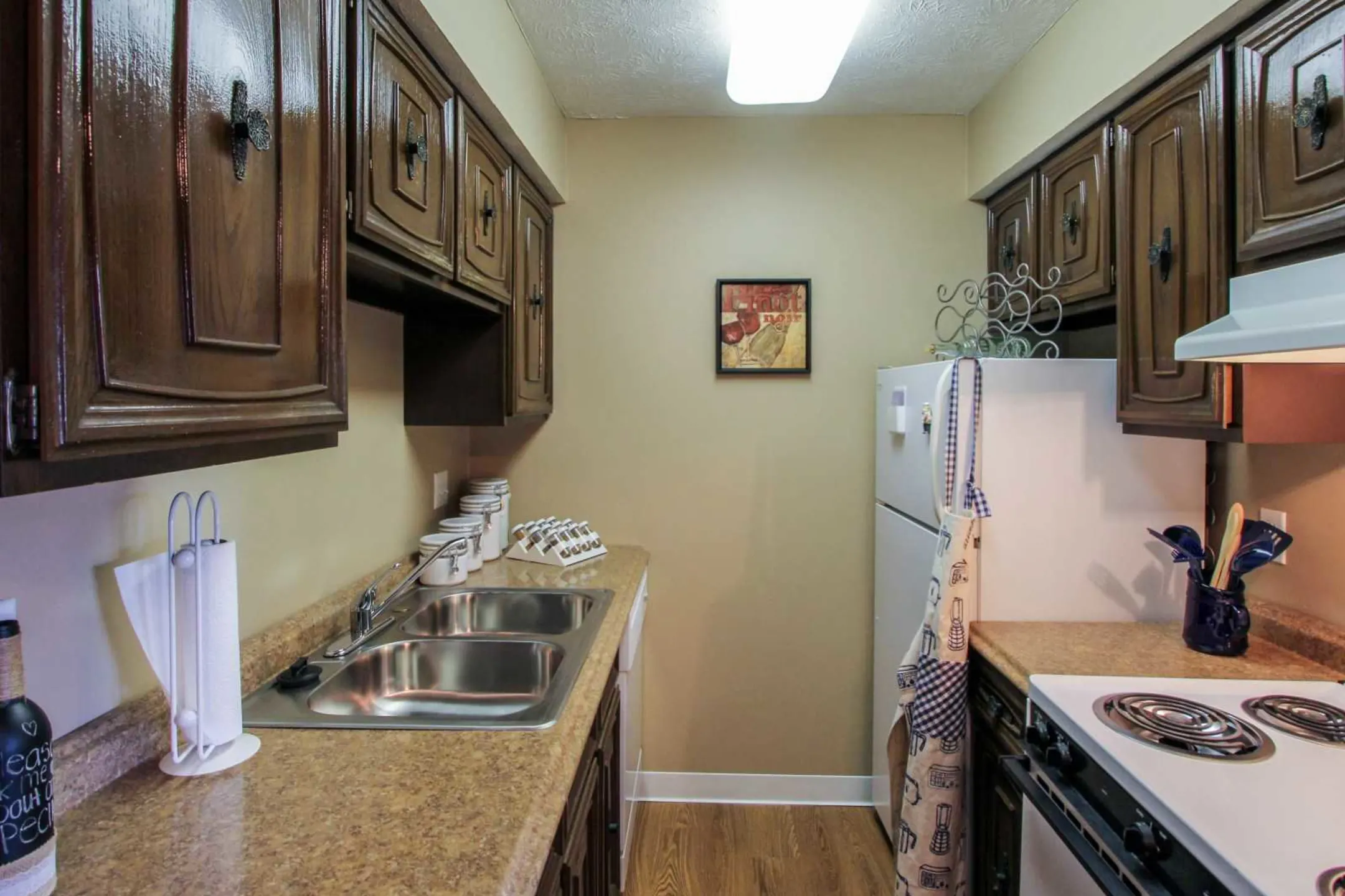 Kitchen - Hillbrook Apartments - Youngstown, OH