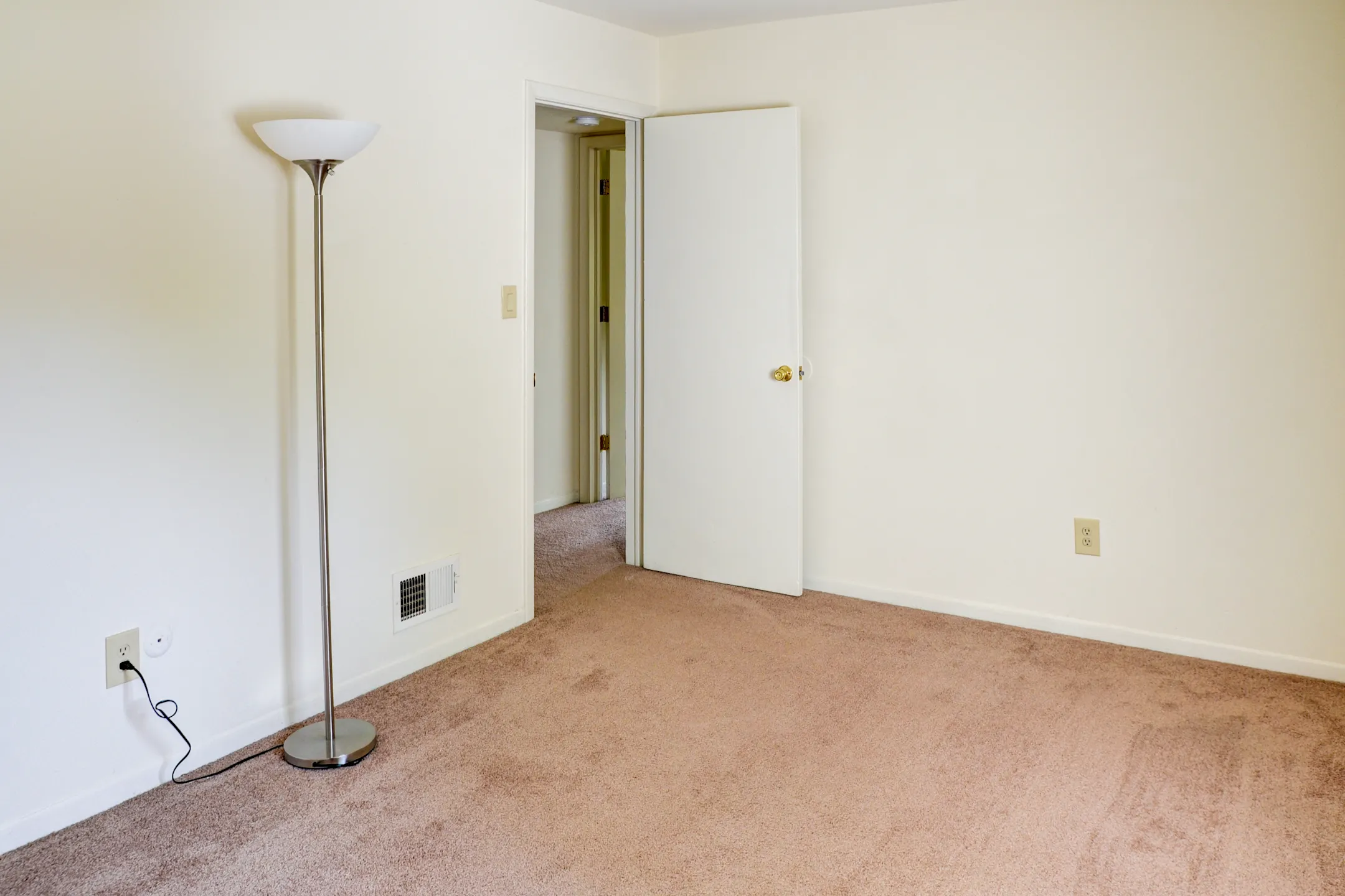 Village East Apartments 661 Abbington Dr East Windsor, NJ