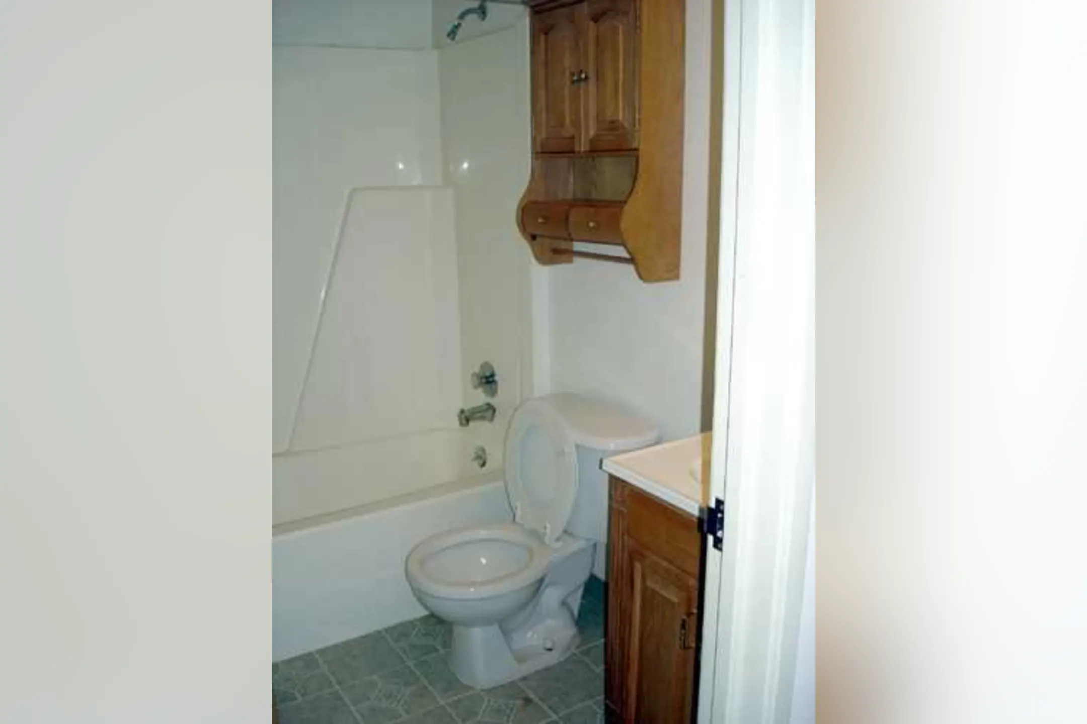 Bathroom - Ebonhurst Apartments - Allison Park, PA