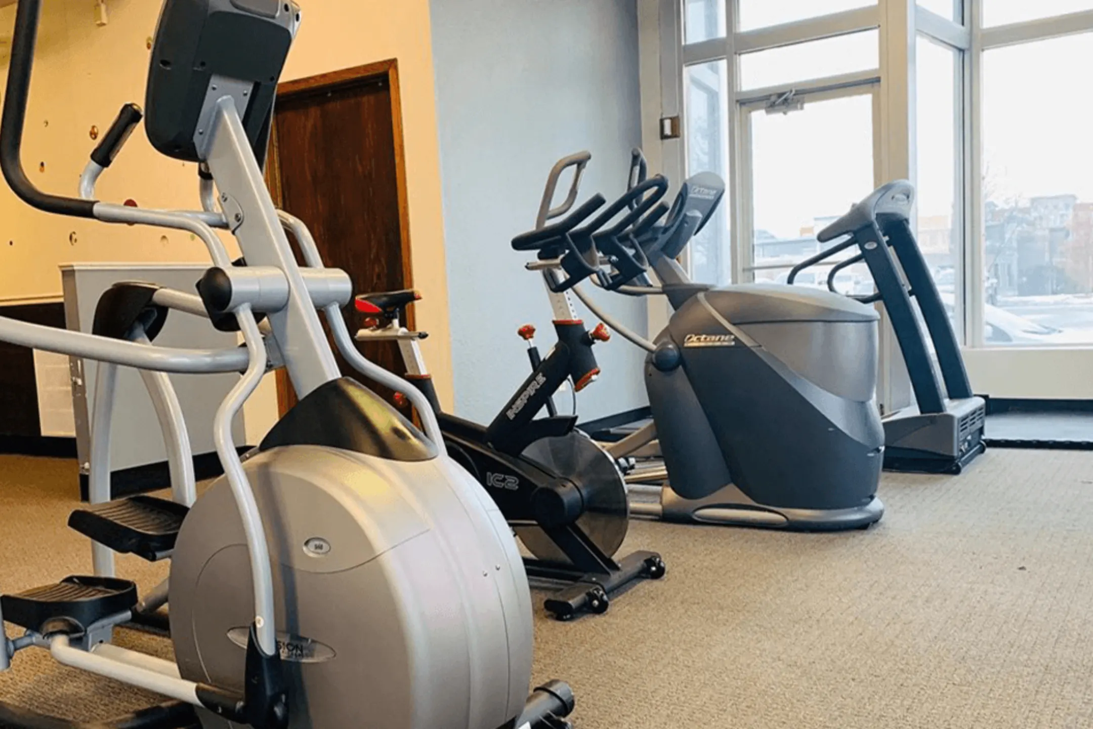 Fitness Weight Room - Le Claire Apartments - Moline, IL