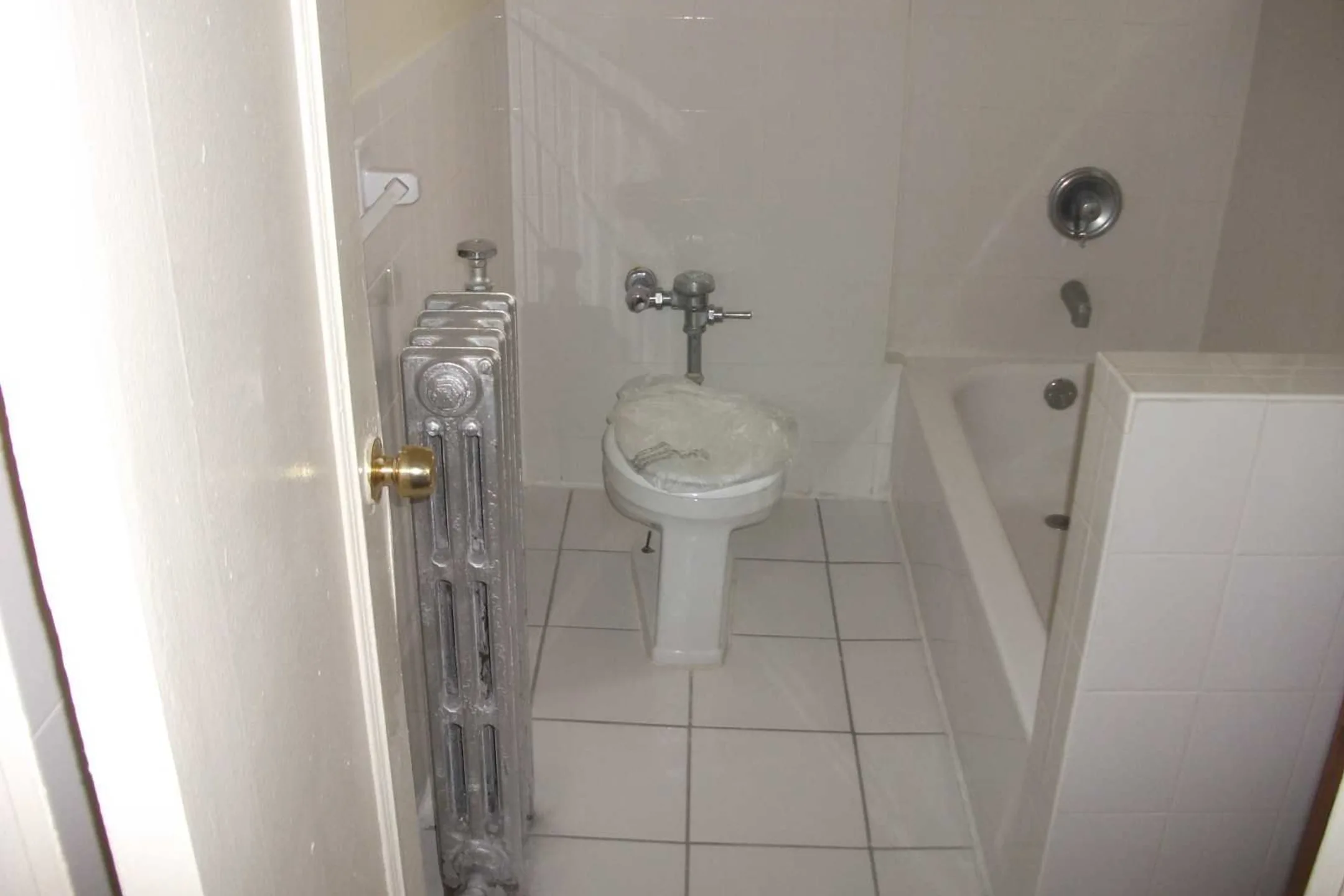 Bathroom - 712 Stuyvesant Ave - Irvington, NJ