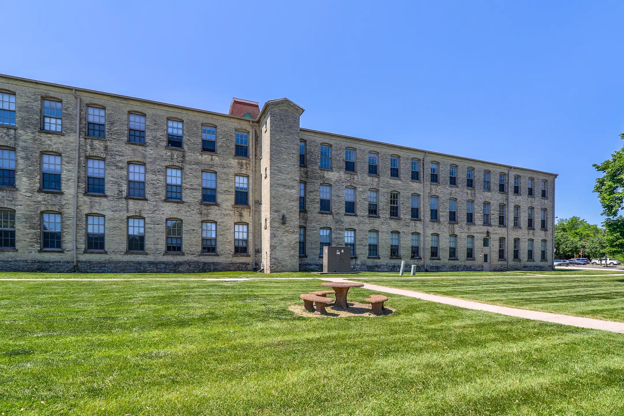 Building - Signature 23 - Janesville, WI