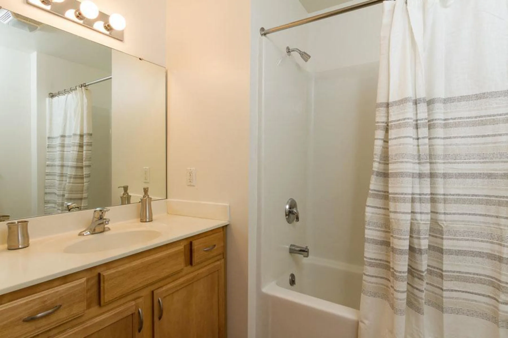 Regency Townhomes of Victor/ Villas of Victor Apartments Victor, NY 14564