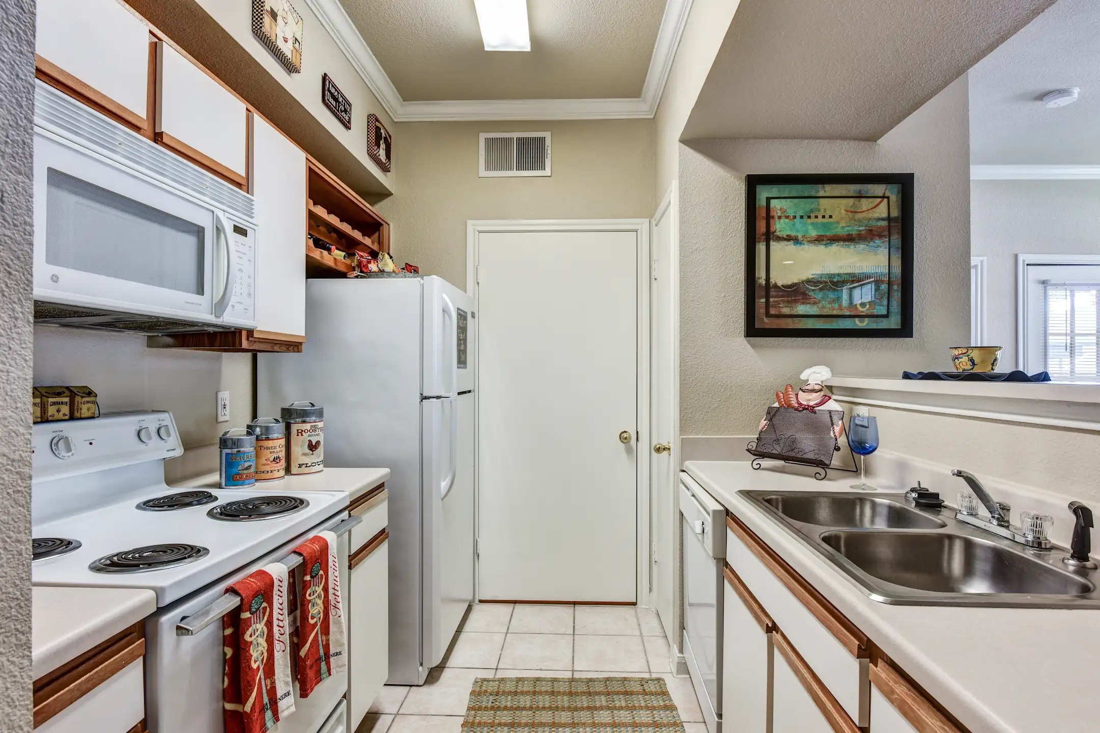 Kitchen - Saddle Brook Apartments - Waco, TX