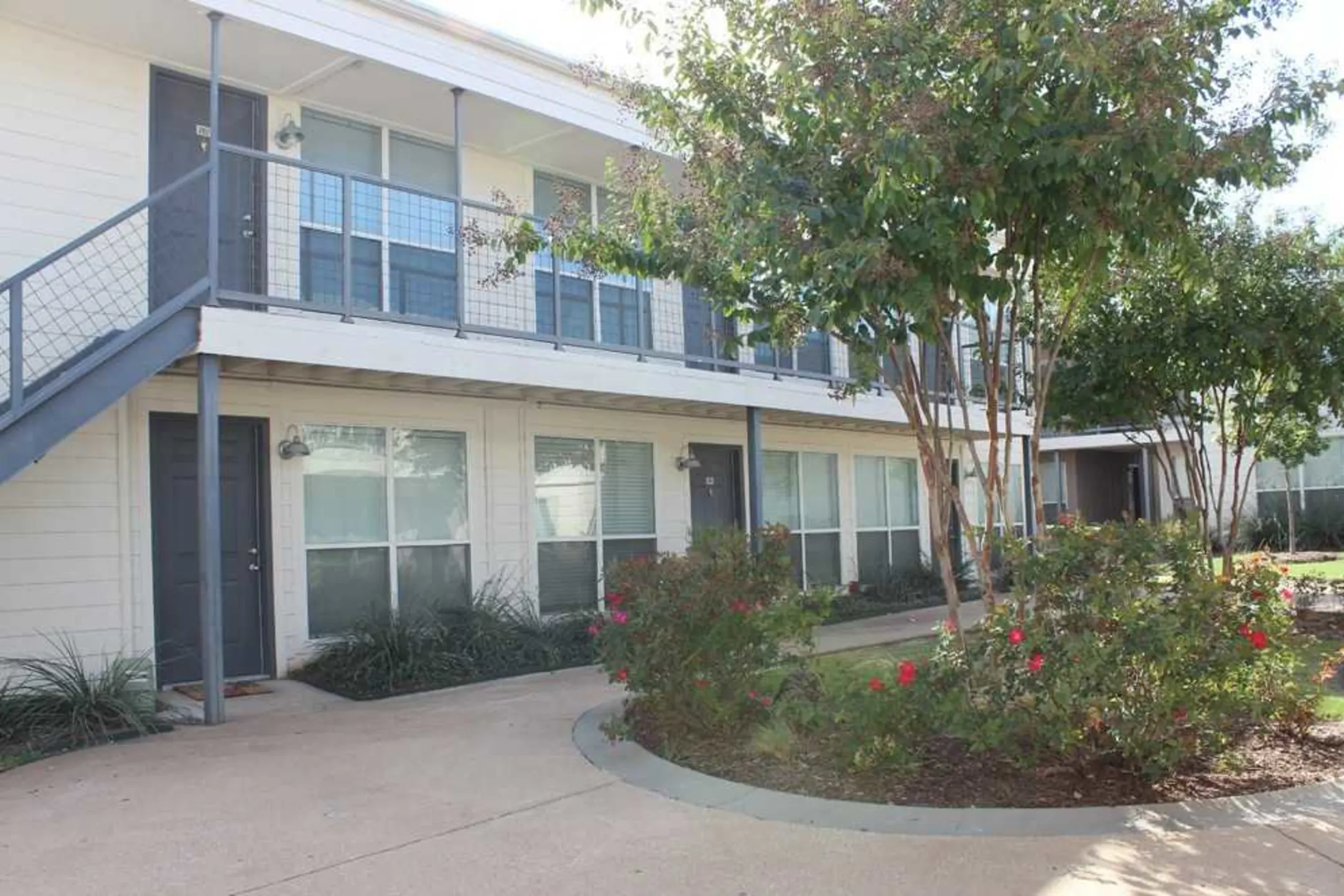 Courtyard - Carillon Apartments - Dallas, TX