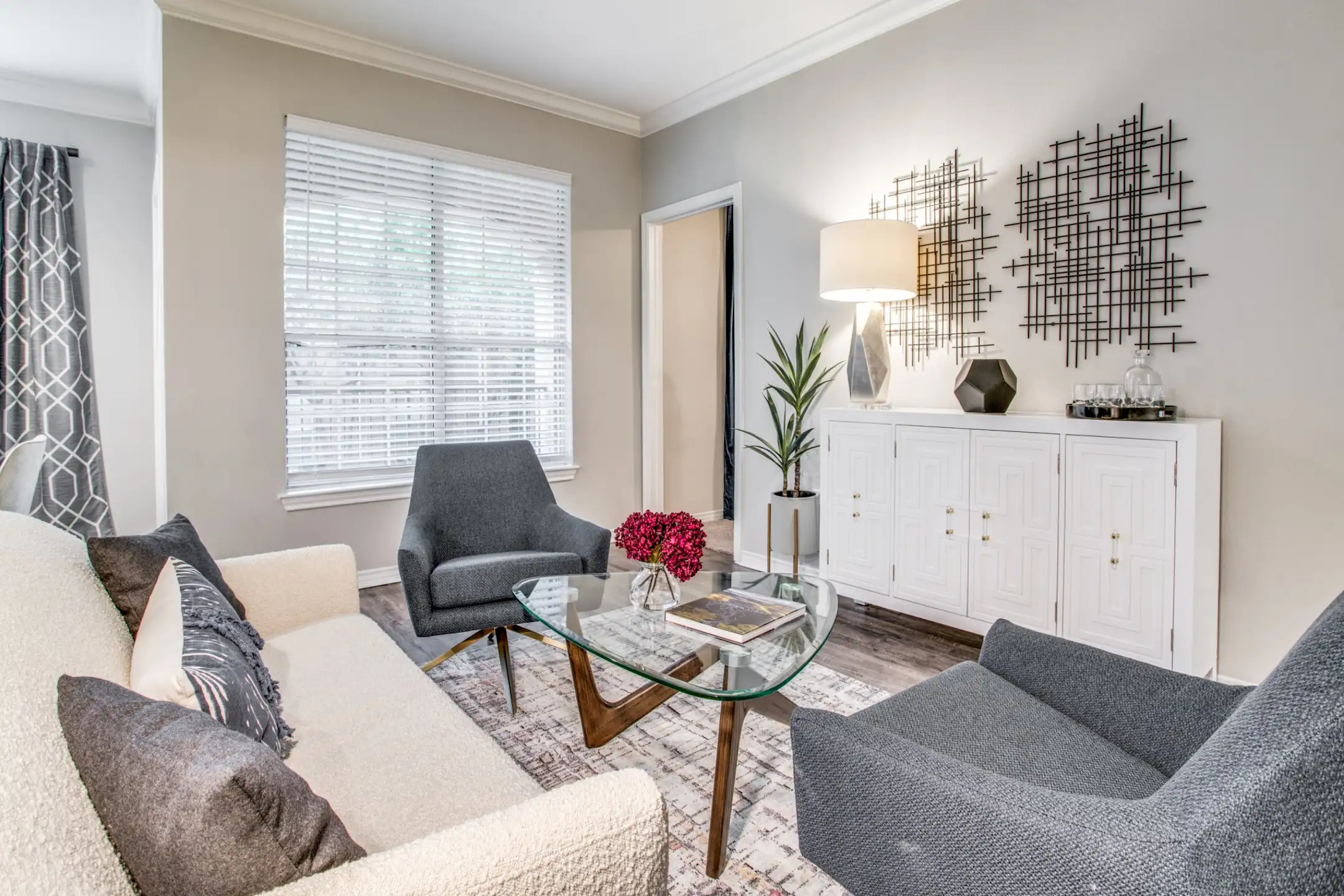 Living Room - Churchill on the Park - Dallas, TX