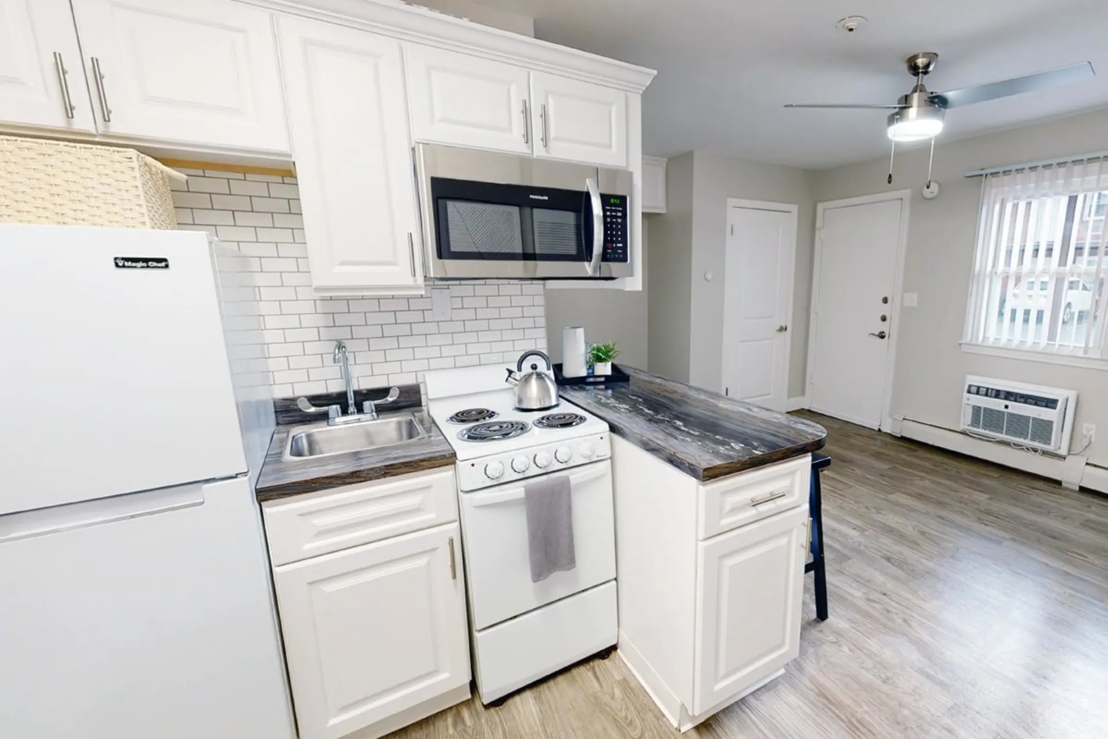 Kitchen - The Courtyards - West Springfield, MA