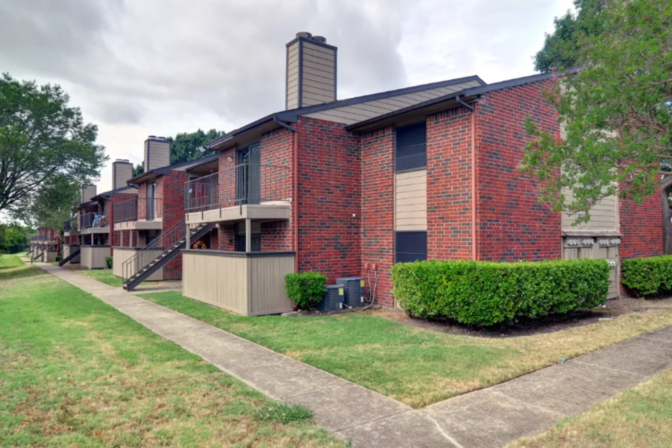 Thorn Manor Apartments 300 W Wintergreen Rd DeSoto, TX Apartments