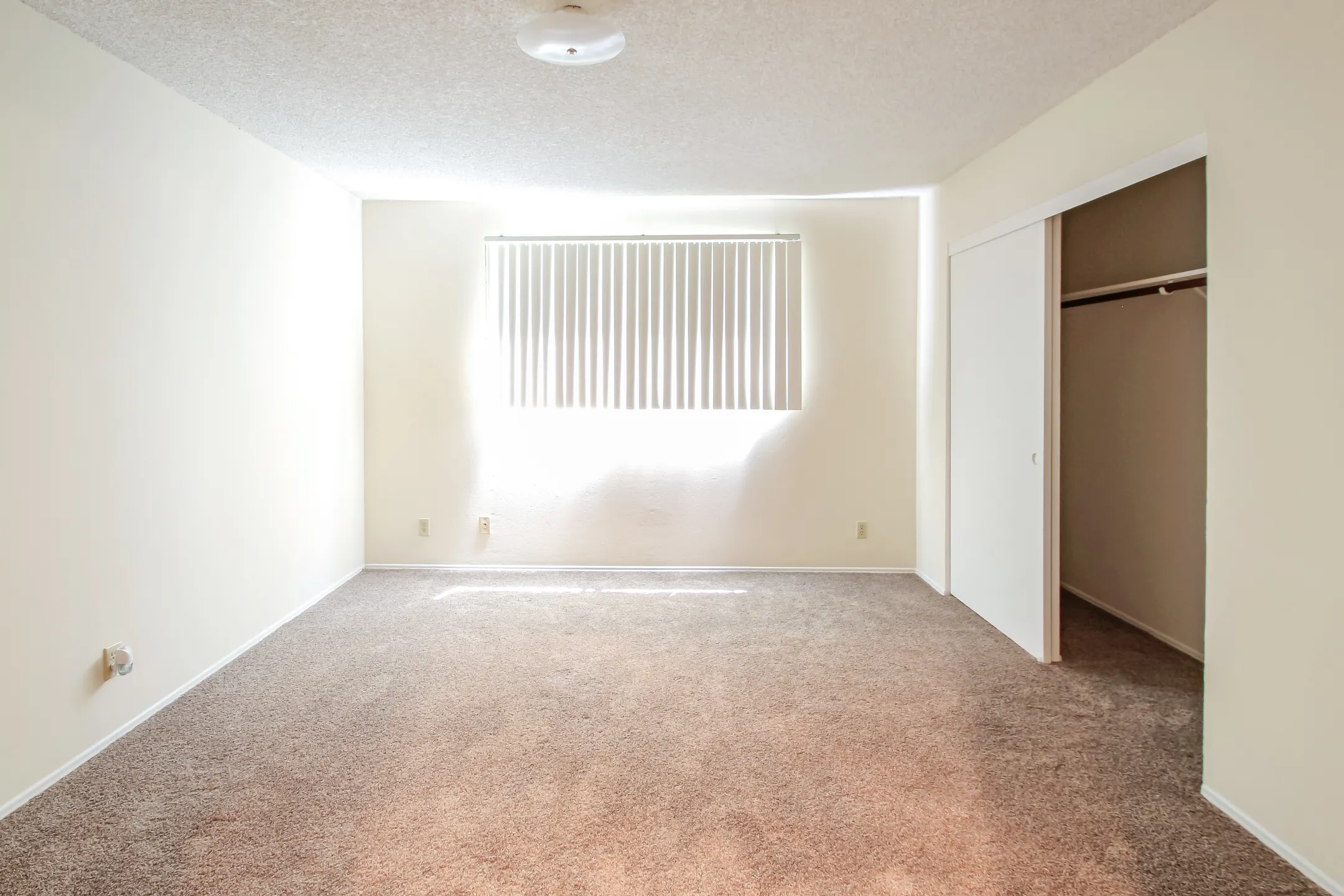 Living Room - 1575 Oak Apartment Homes - Vista, CA
