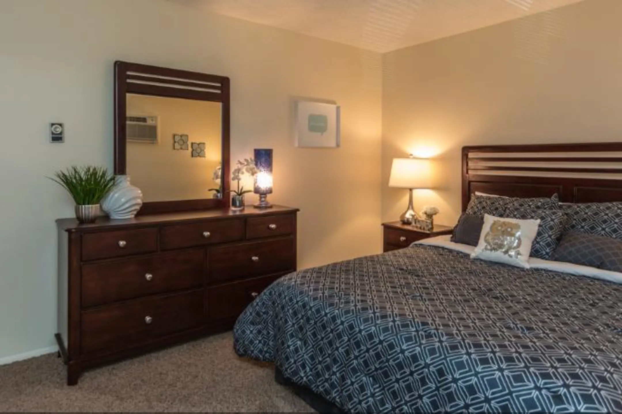 Bedroom - Little Acres Townhomes & Apartments - Hermitage, PA