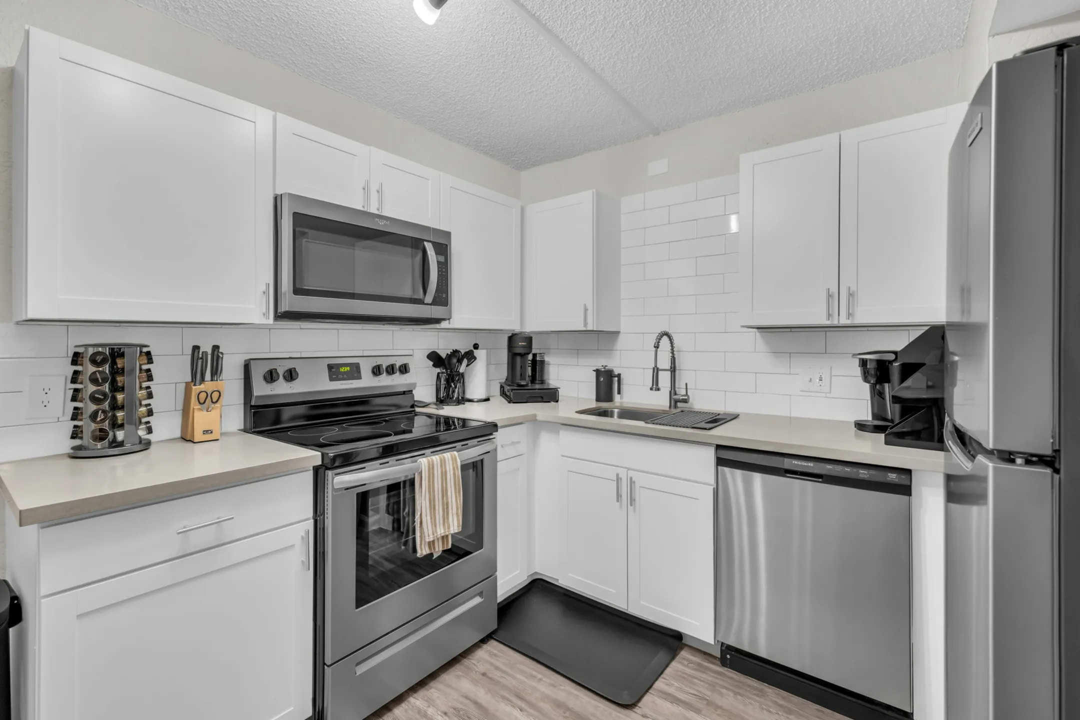 Kitchen - U Apartments @19th - Phoenix, AZ