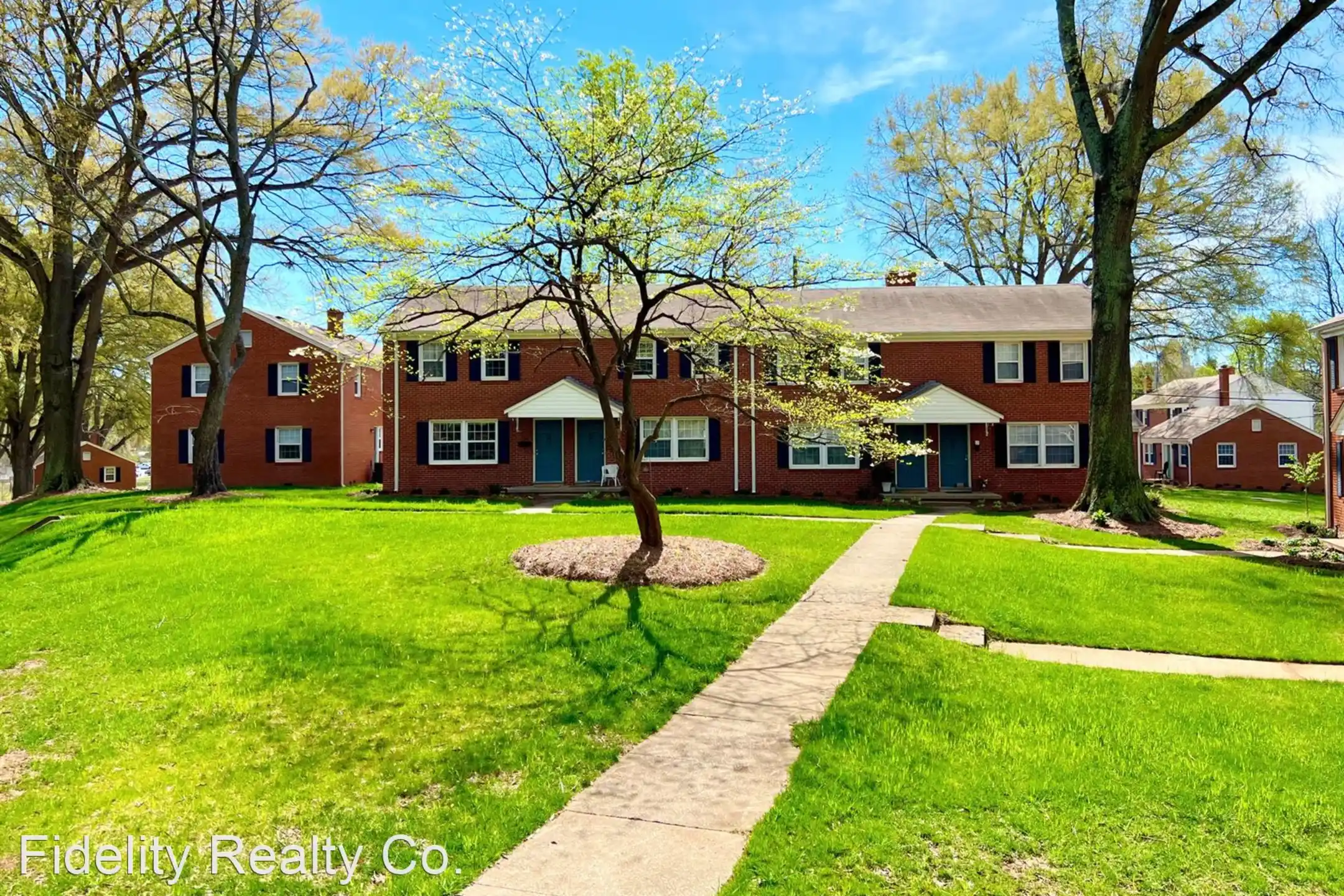 Building - Latham Park Manor - Greensboro, NC