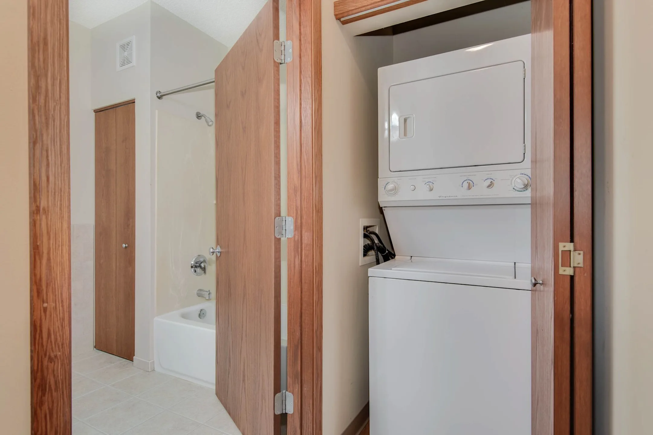 Oaks Hiawatha Station Apartments Minneapolis, MN 55406