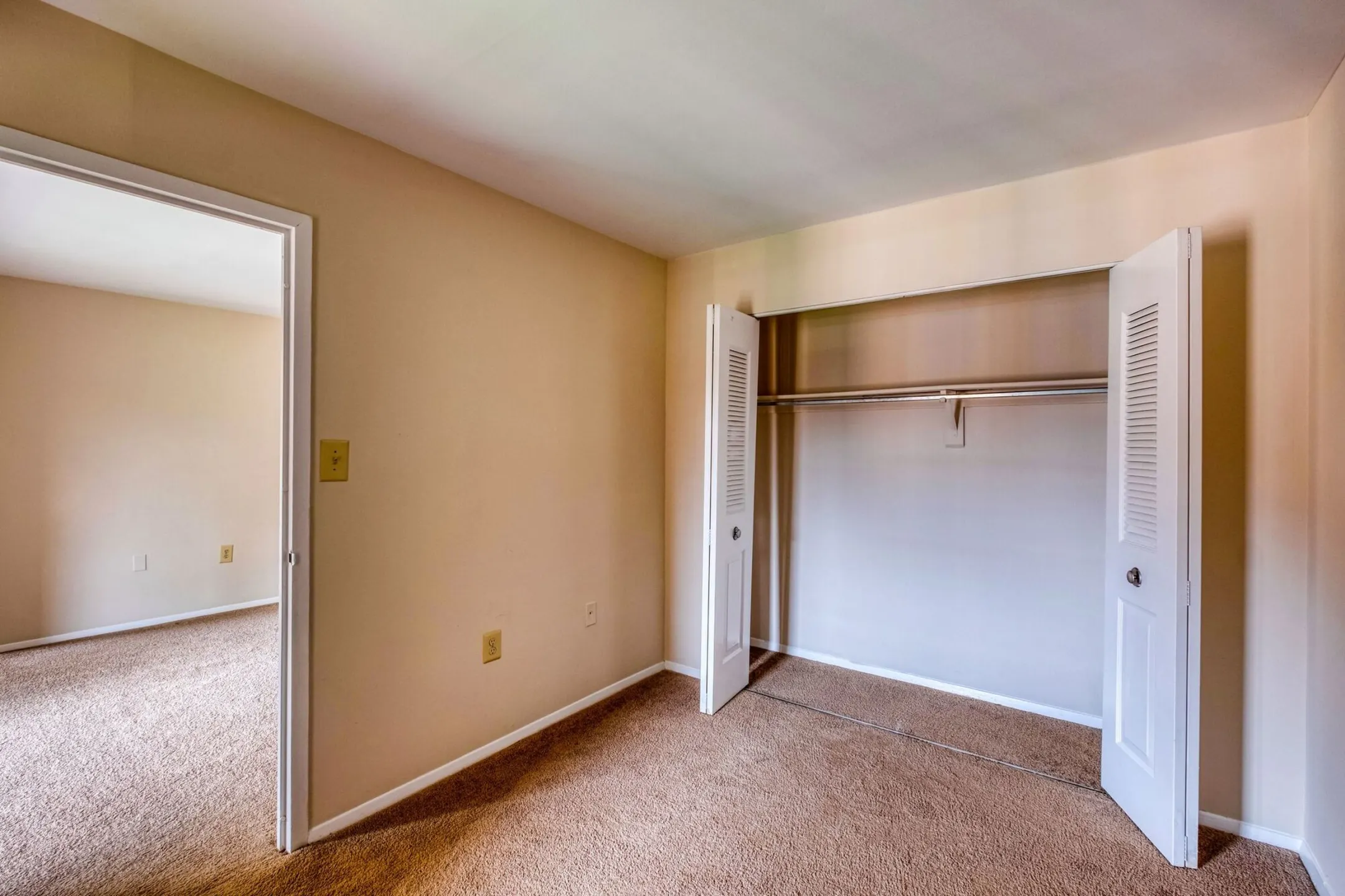 Bedroom - Oakton Park Apartments - Fairfax, VA