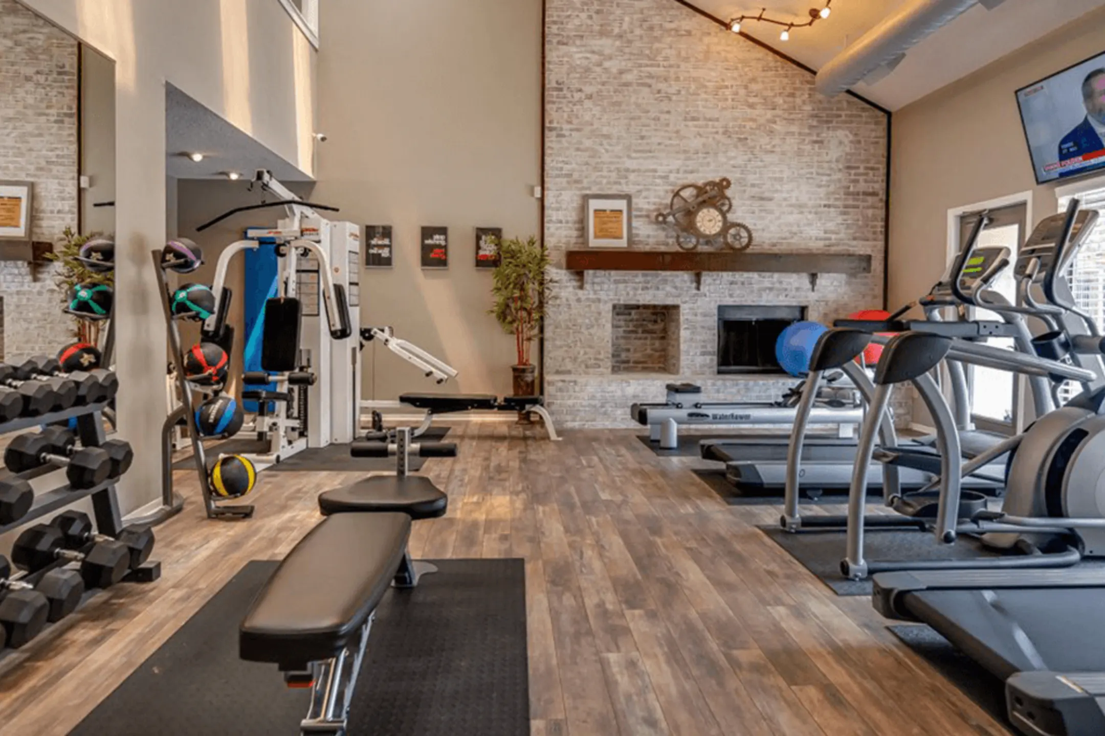 Fitness Weight Room - The Retreat at Woodridge - Lenexa, KS