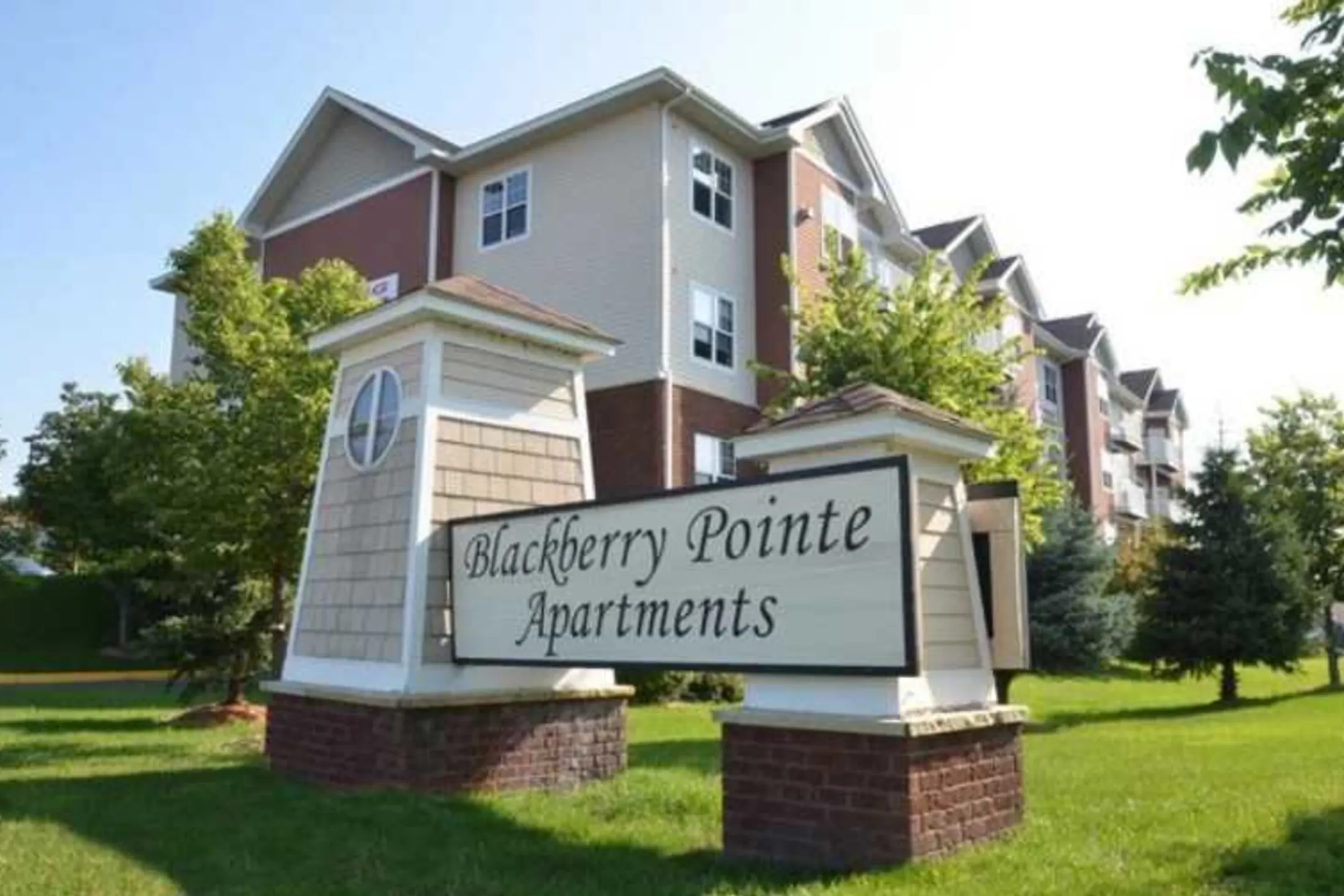 Building - Blackberry Pointe Apartments - Inver Grove Heights, MN