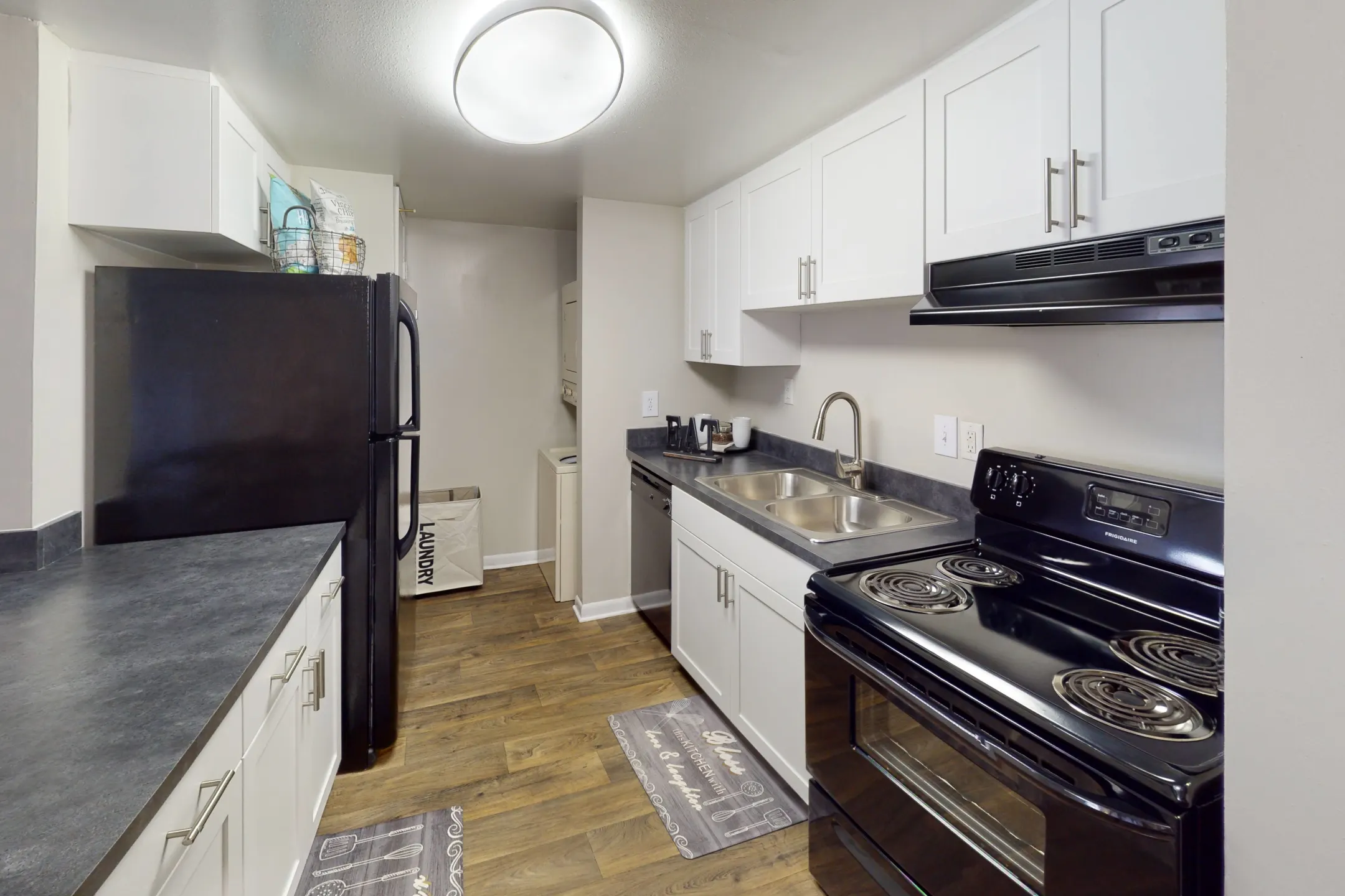 Kitchen - Laurel Oaks Apartments - Temple Terrace, FL