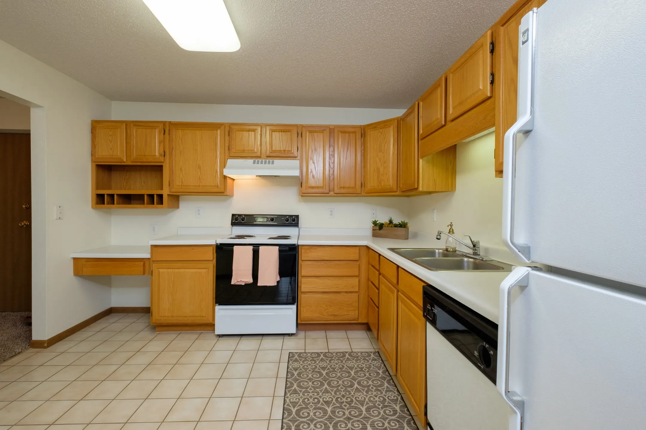 Kitchen - Pinehurst Apartments - Fargo, ND