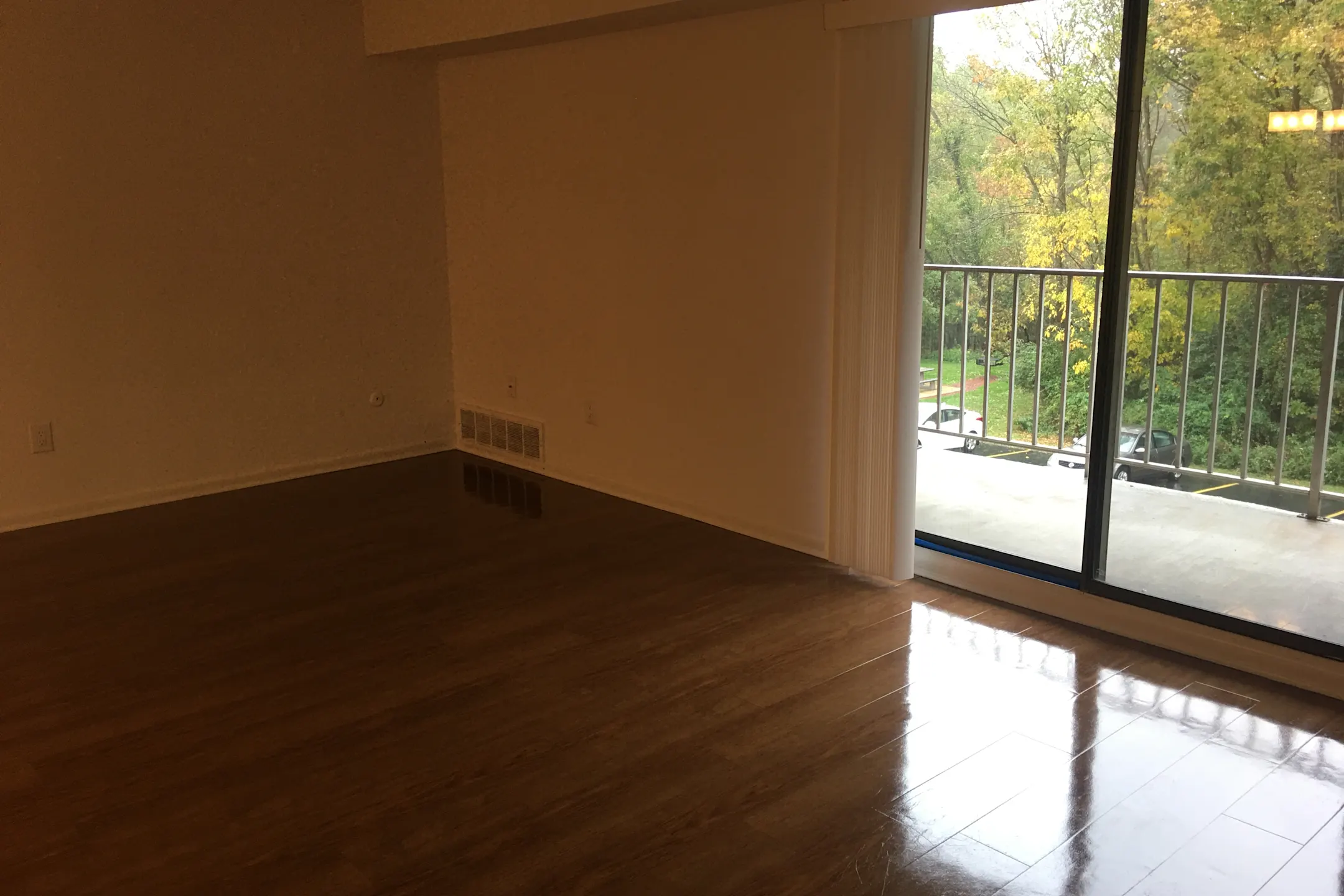 Living Room - Bridgewater Apartments - Brookhaven, PA