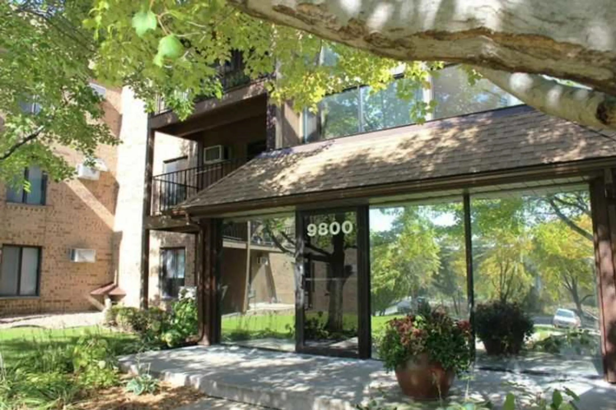 Courtyard - Eagle Ridge Apartments - Maple Grove, MN