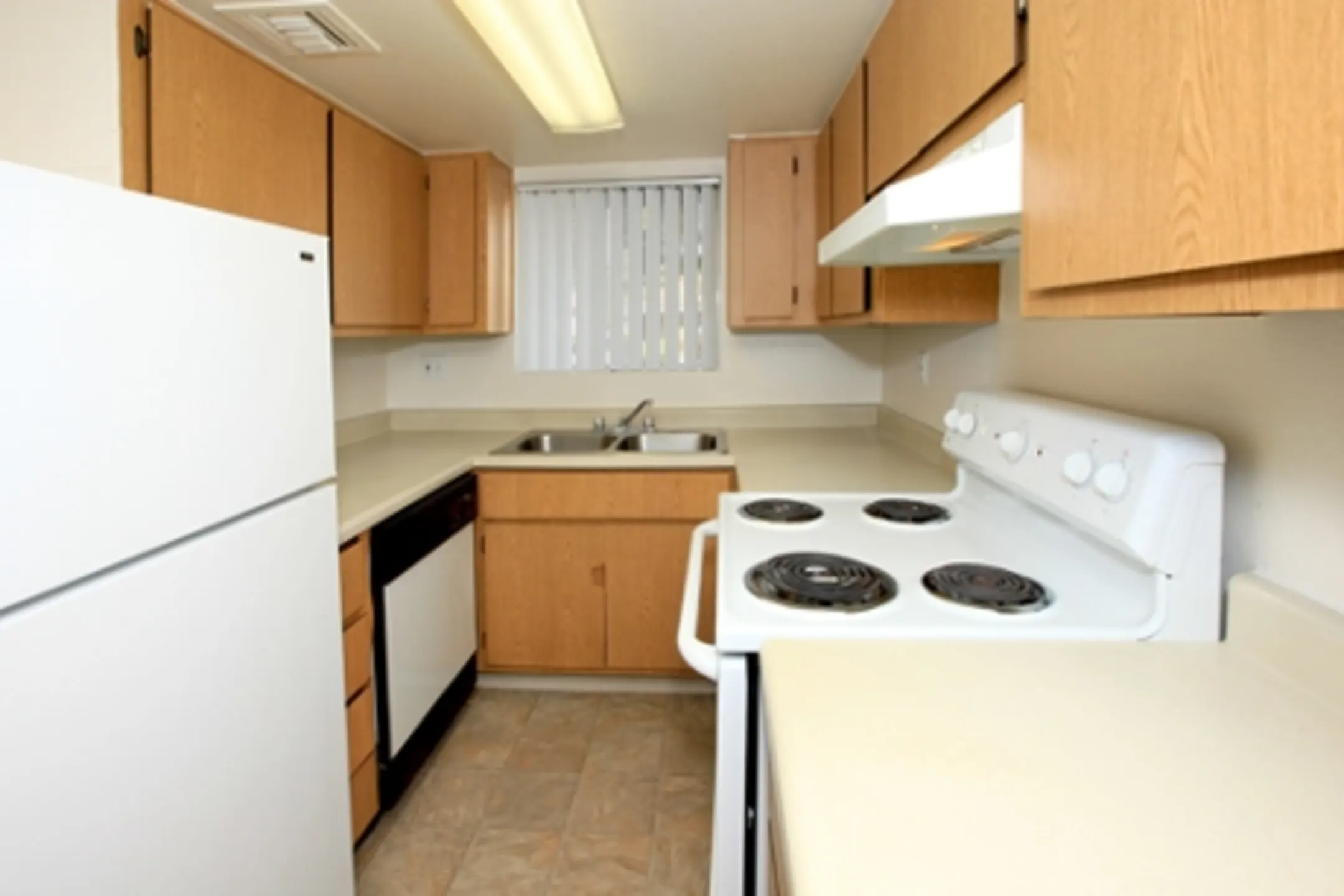 village-square-14014-n-32nd-st-phoenix-az-apartments-for-rent-rent