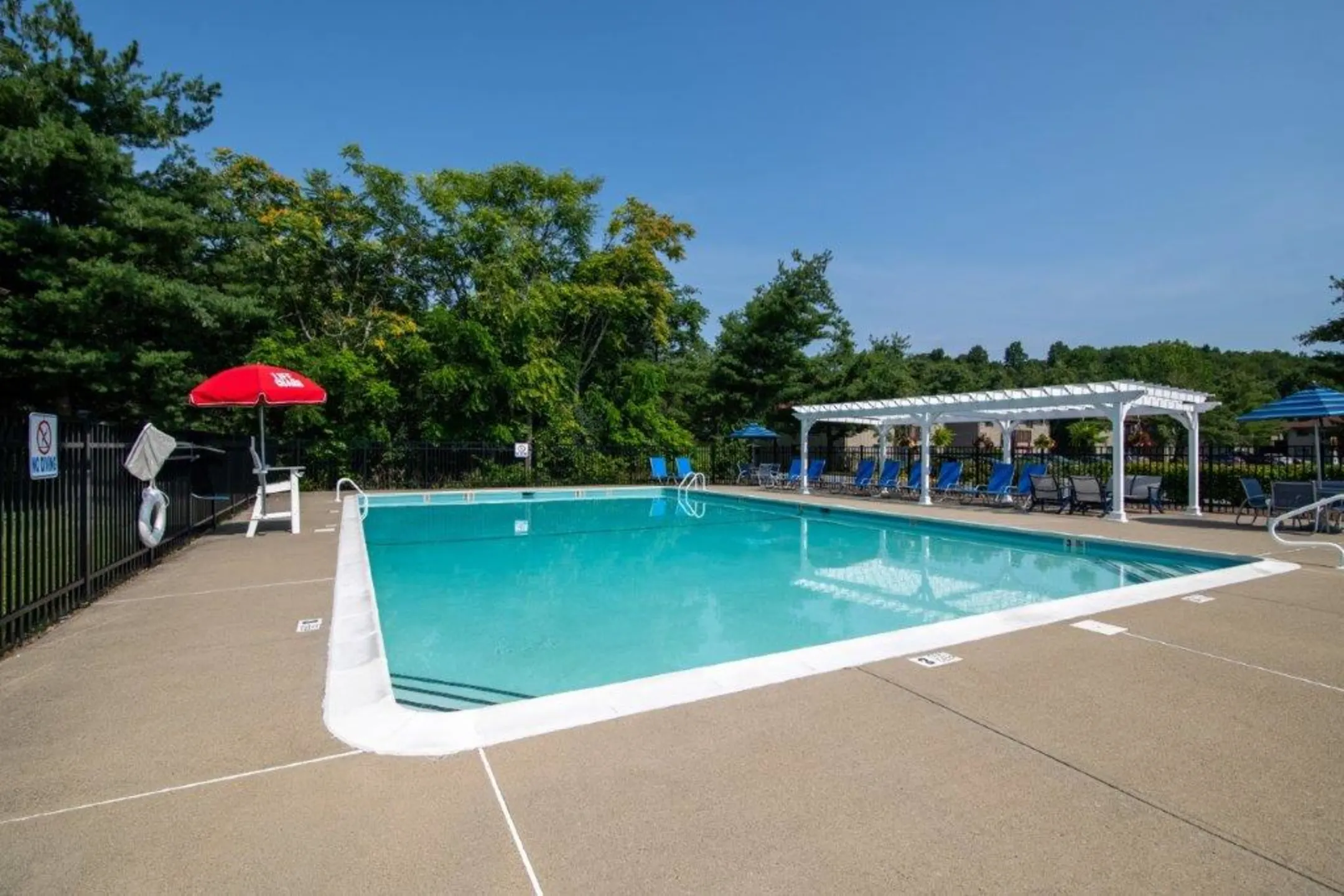 Pool - Imperial Gardens Apartment Homes - Middletown, NY