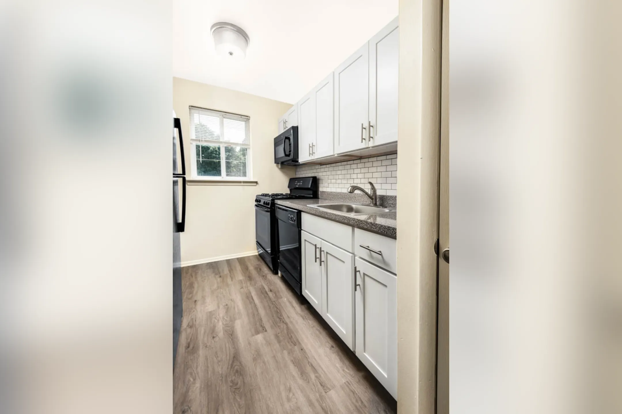 Kitchen - Sweetbriar Apartments - Lancaster, PA