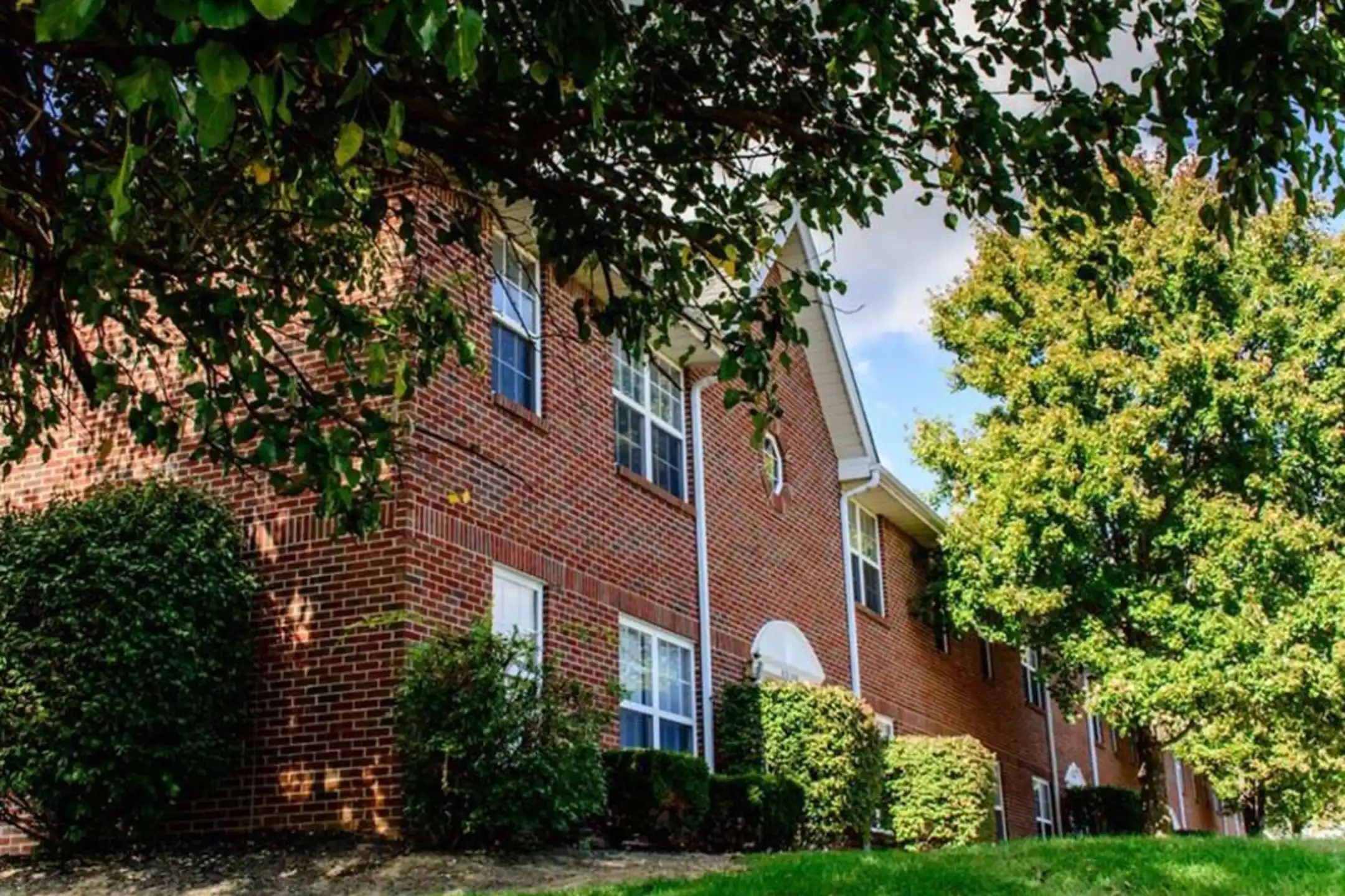 Building - Hub of New Albany Apartments - New Albany, IN