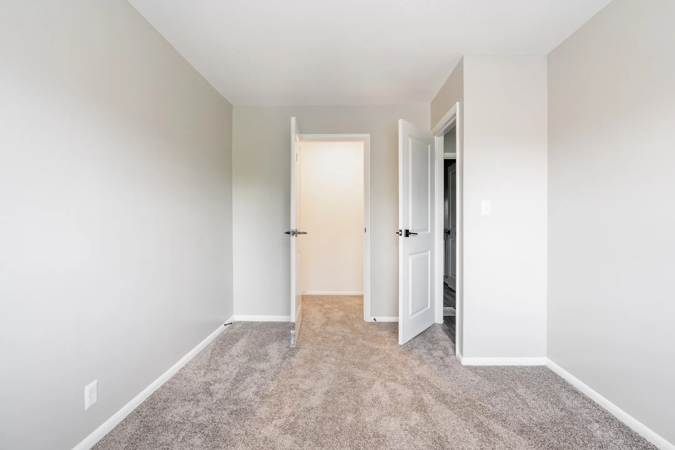 Bedroom - The Life at White Pines - Indianapolis, IN