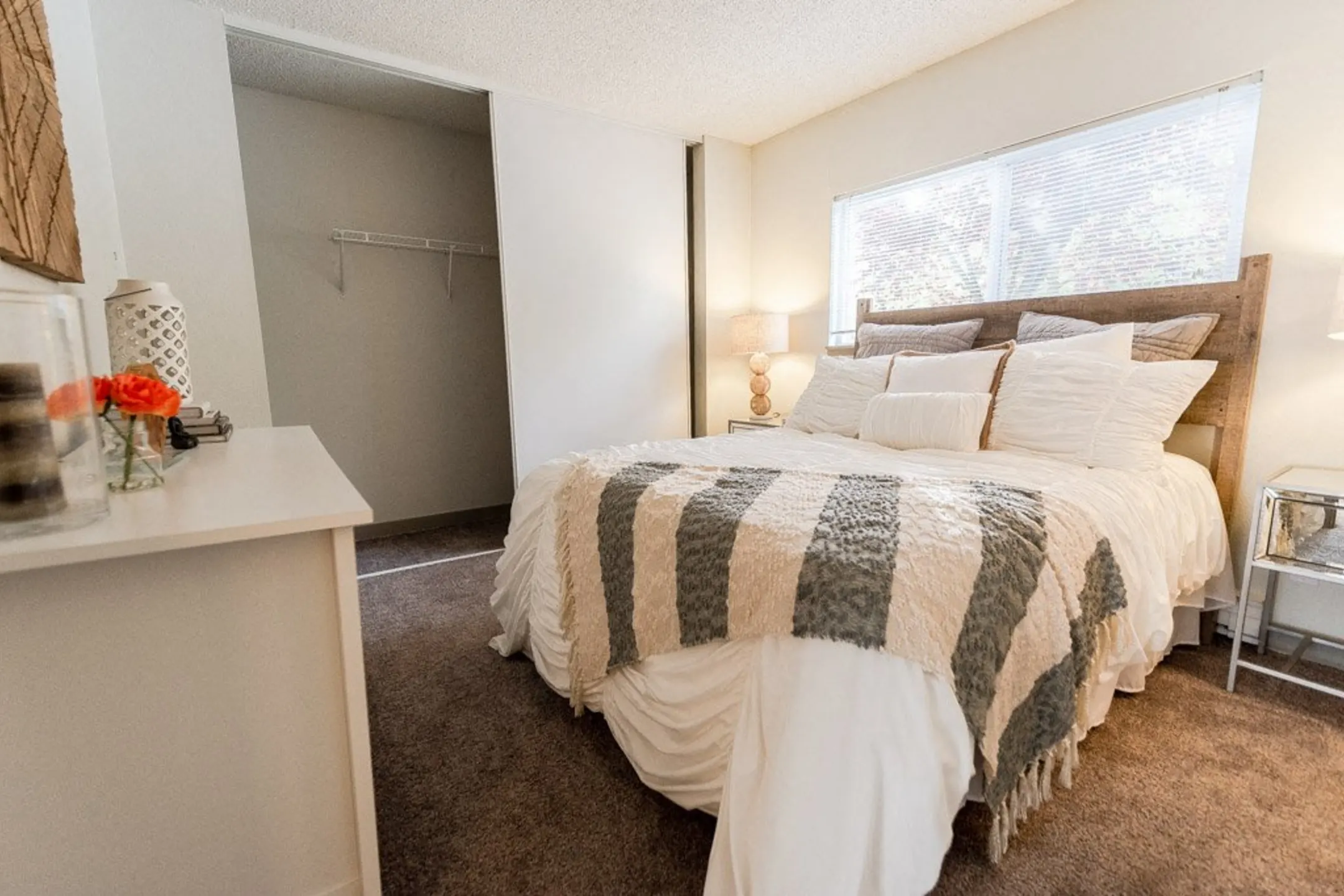 Bedroom - Driftwood Apartments - Kent, WA