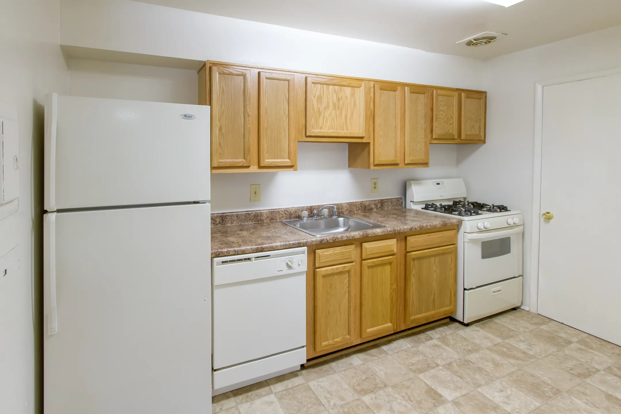 Forest Hill Apartments - Oxon Hill, MD 20745