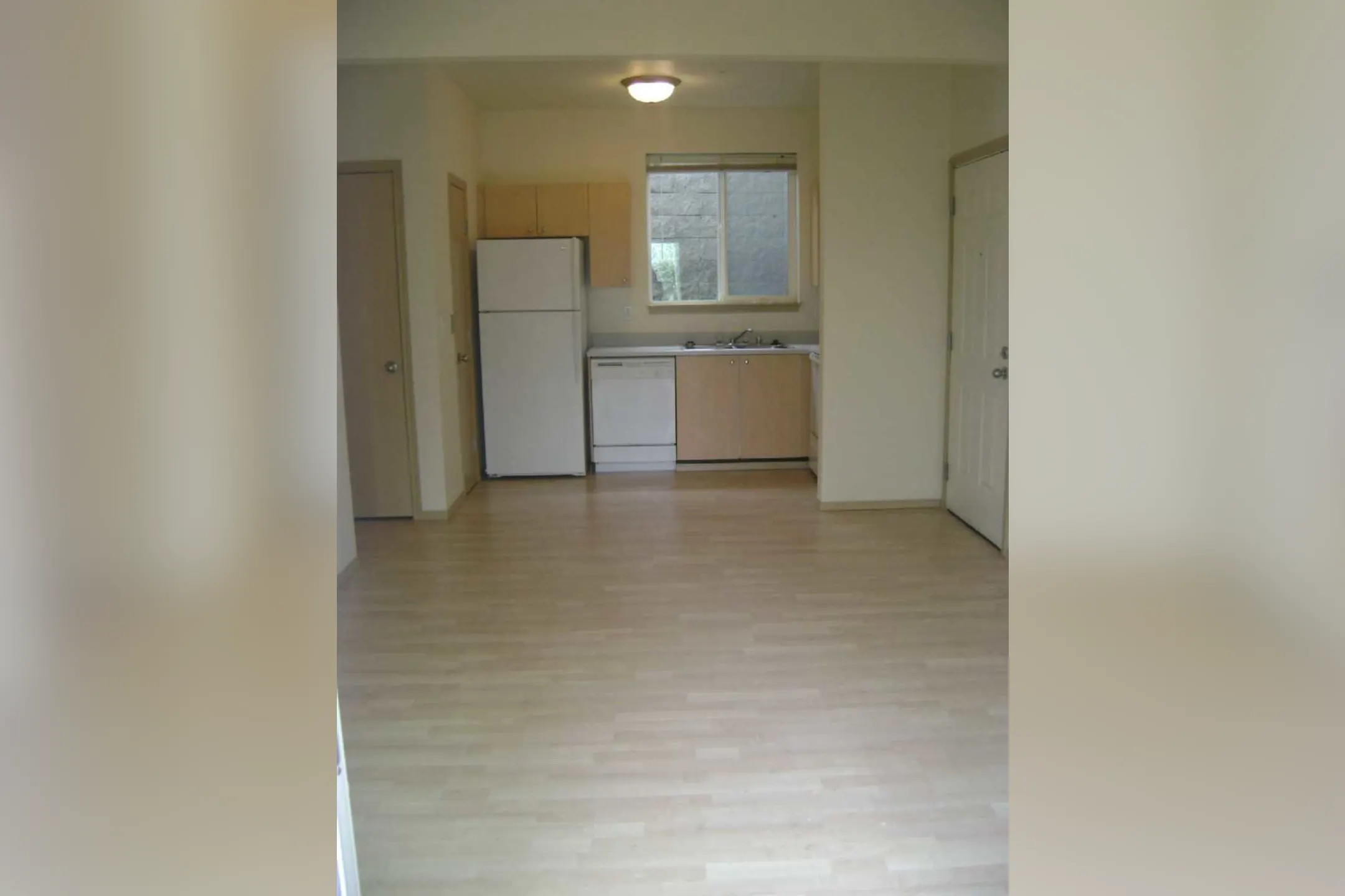 Living Room - The Oasis Apartments - Tacoma, WA