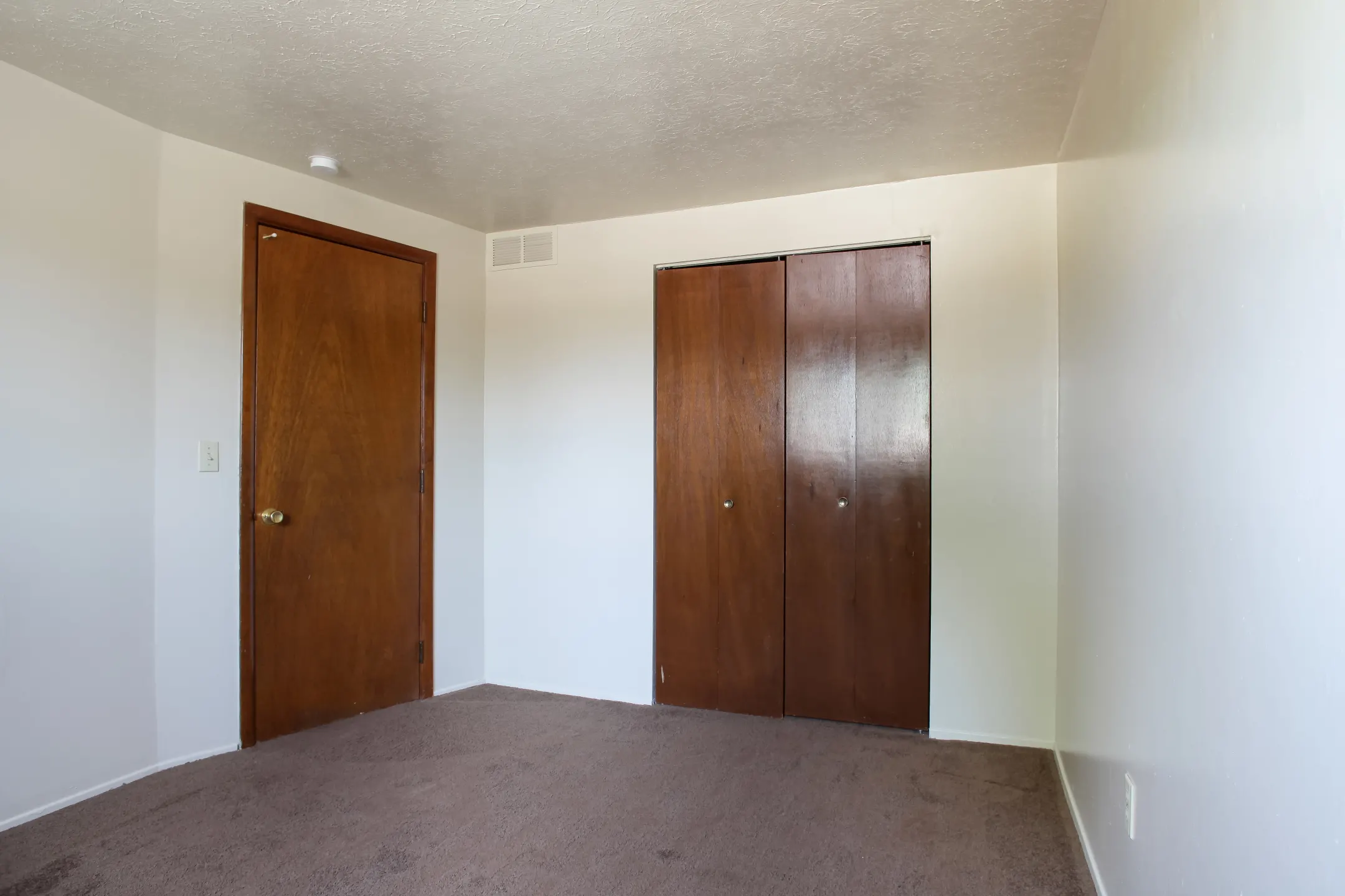 Bedroom - College Park/Commodore Arms - Elyria, OH