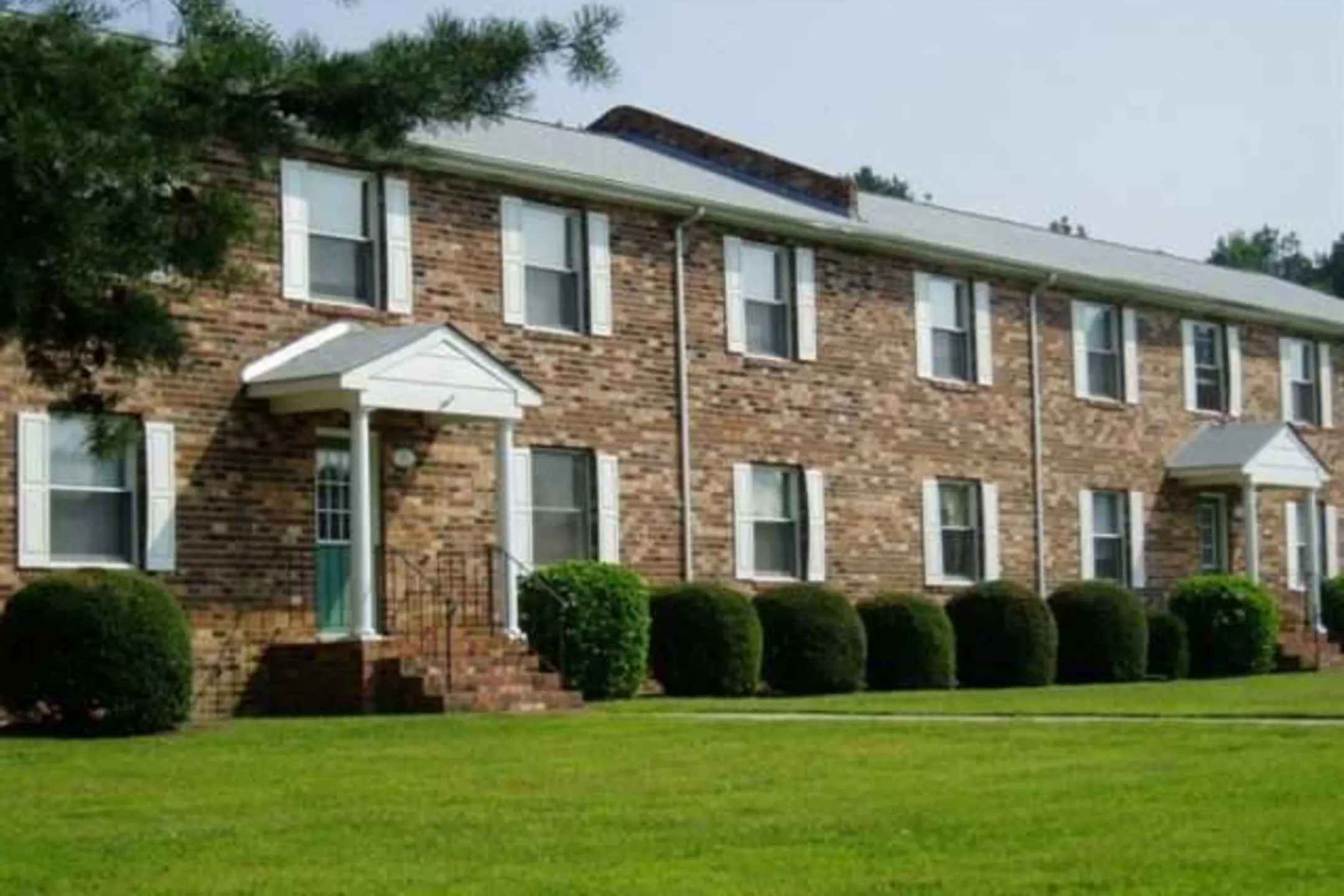 Colonial Square - 10809 King William Rd | Aylett, VA Apartments for 