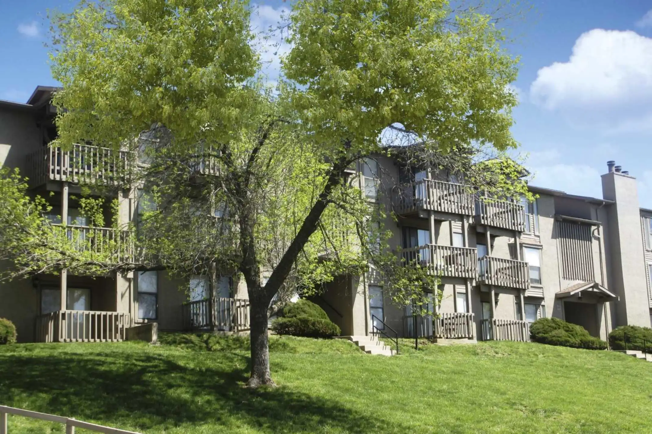 Building - Polo Run Apartments - Kansas City, MO