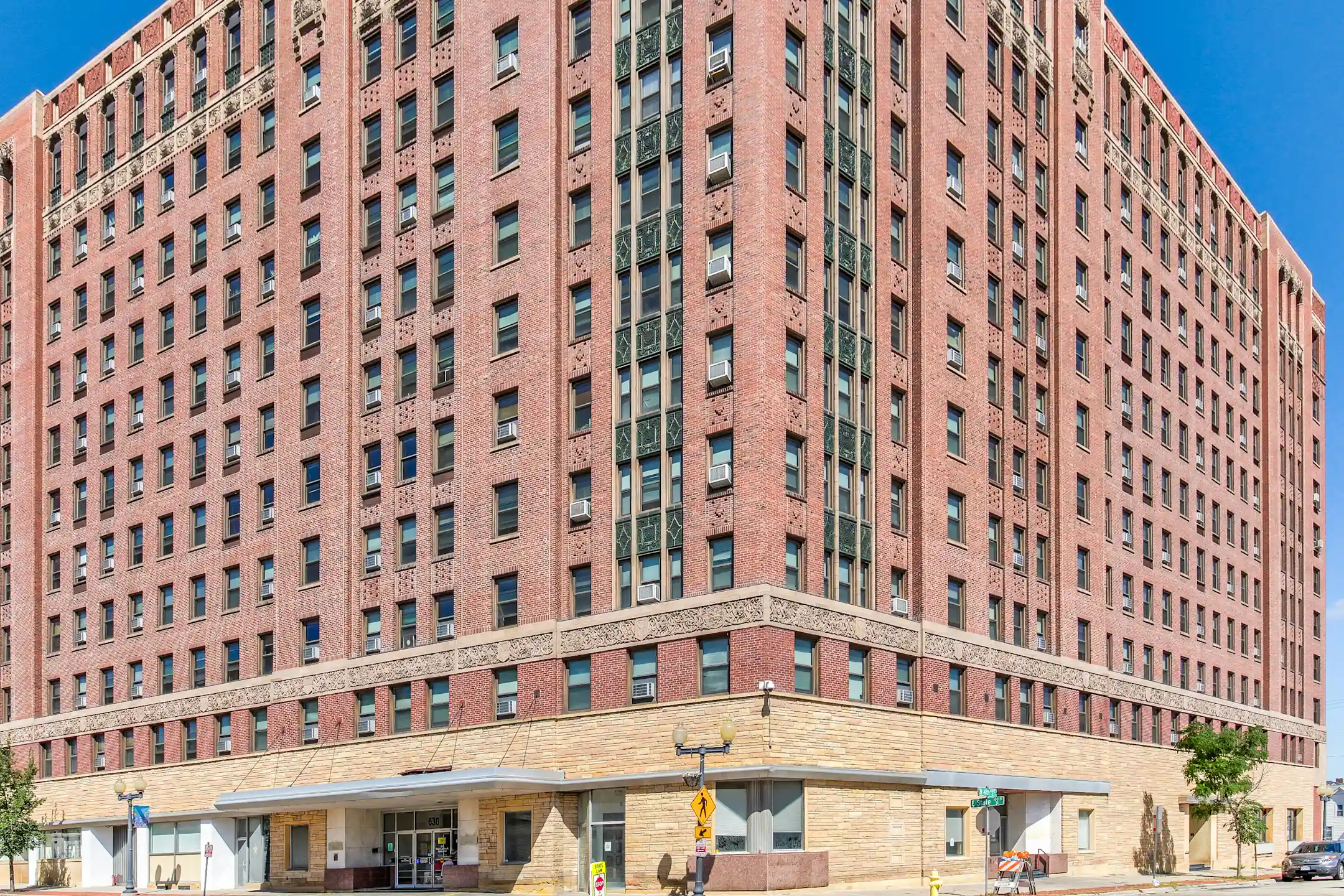 Faust Landmark Apartments 630 E State St Rockford, IL Apartments