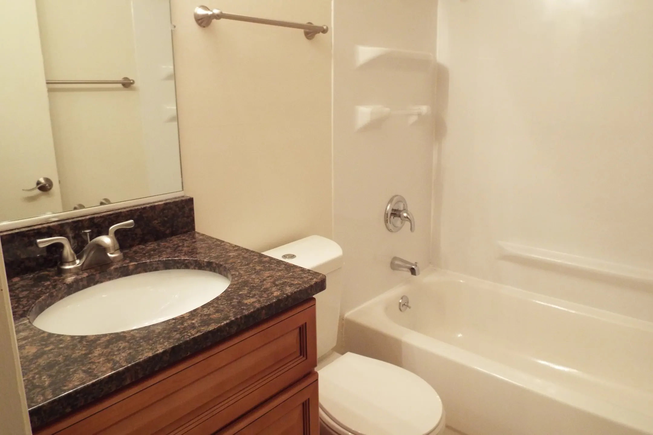 Bathroom - Riviera Apartments - Evergreen Park, IL