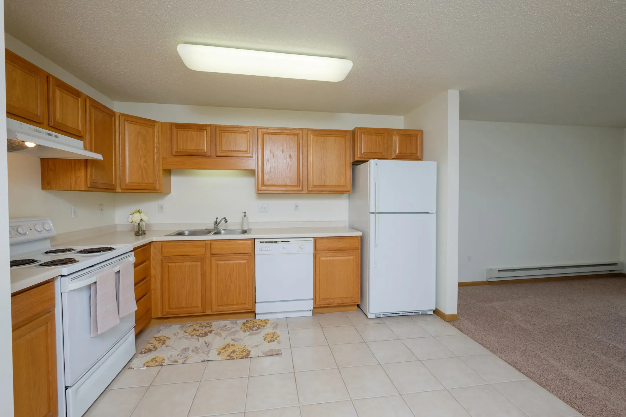 Kitchen - Pinehurst Apartments - Fargo, ND