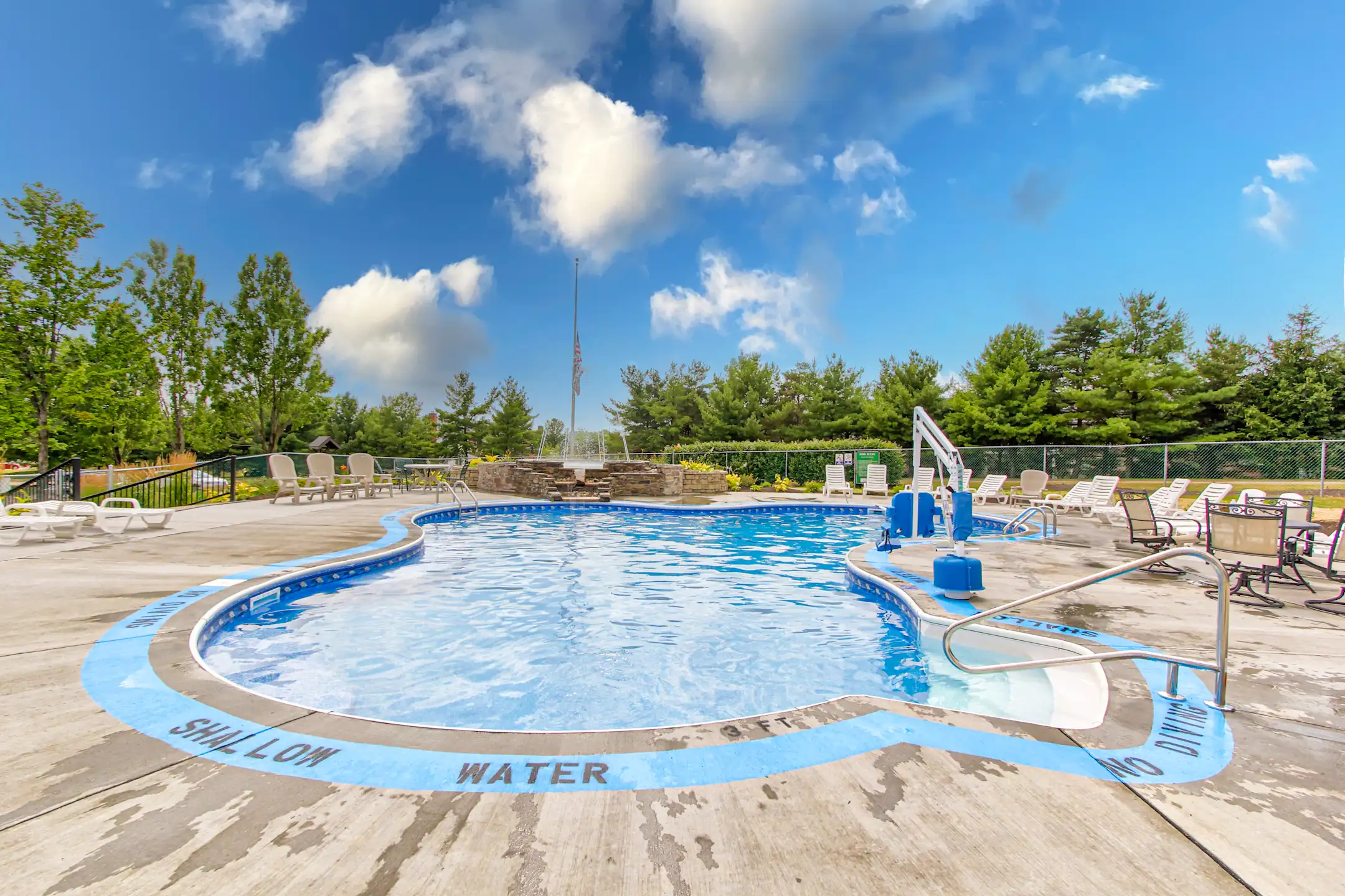 Laurelwood Apartments and Townhomes 401 Collingwood Ct Cranberry