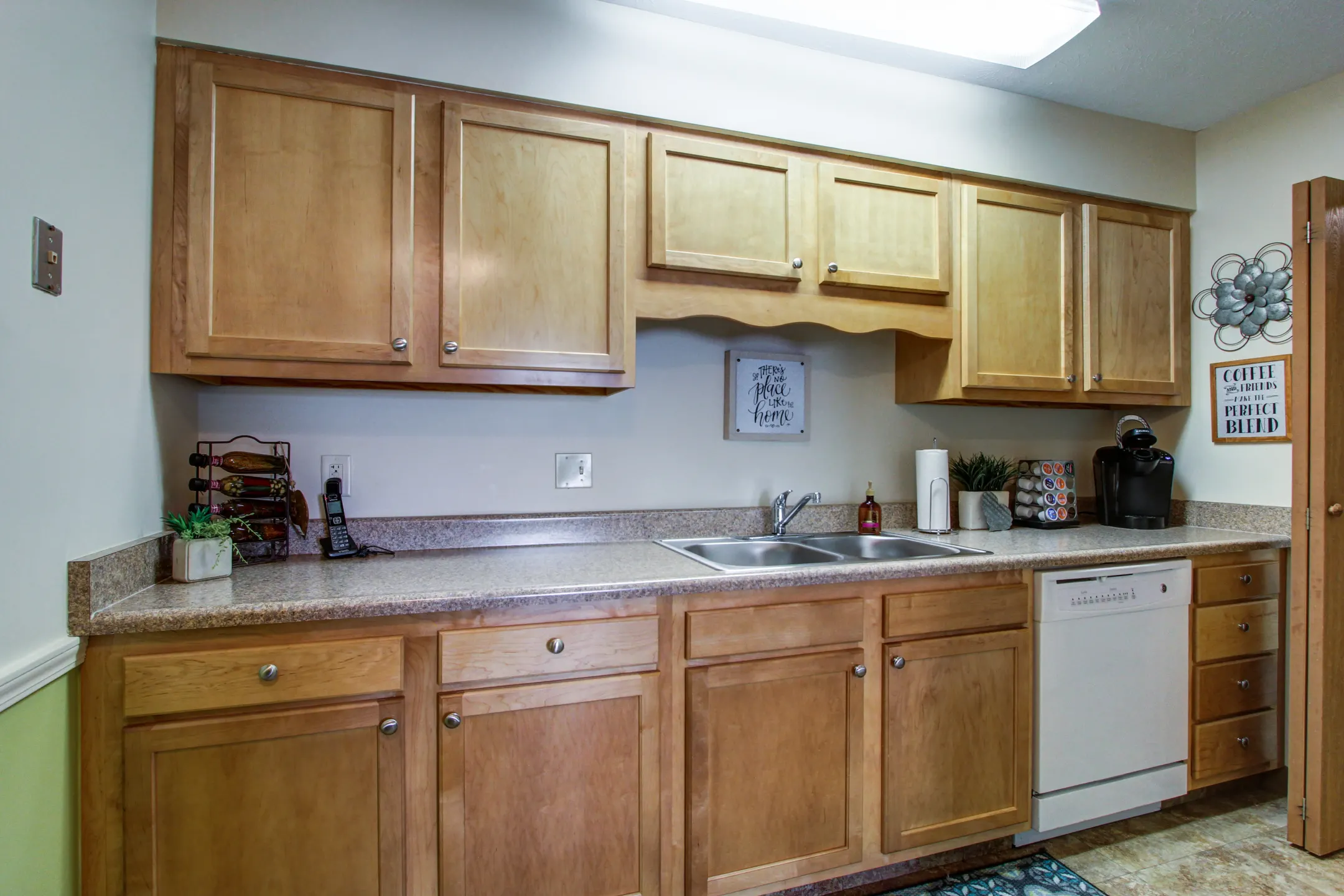 Kitchen - Cambridge Square Apartments - Youngstown, OH