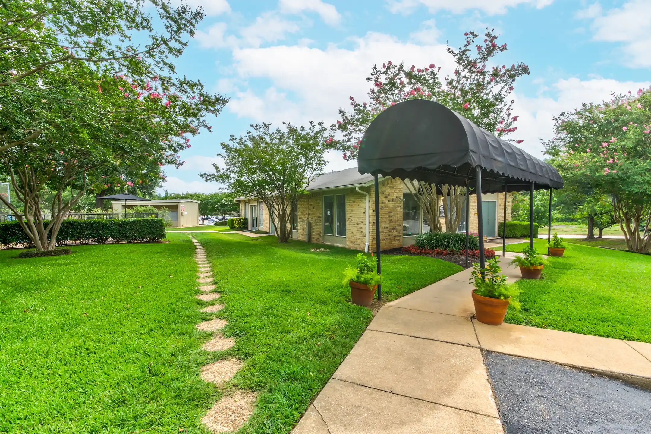 OAK HOLLOW APARTMENTS 2601 Bill Owens Pkwy Longview, TX Apartments