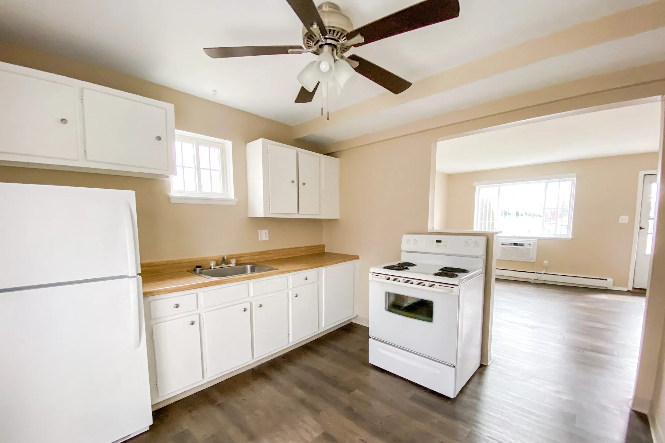 Evergreen Village Apartments 1100 Oakwood Dr Elyria, OH Apartments